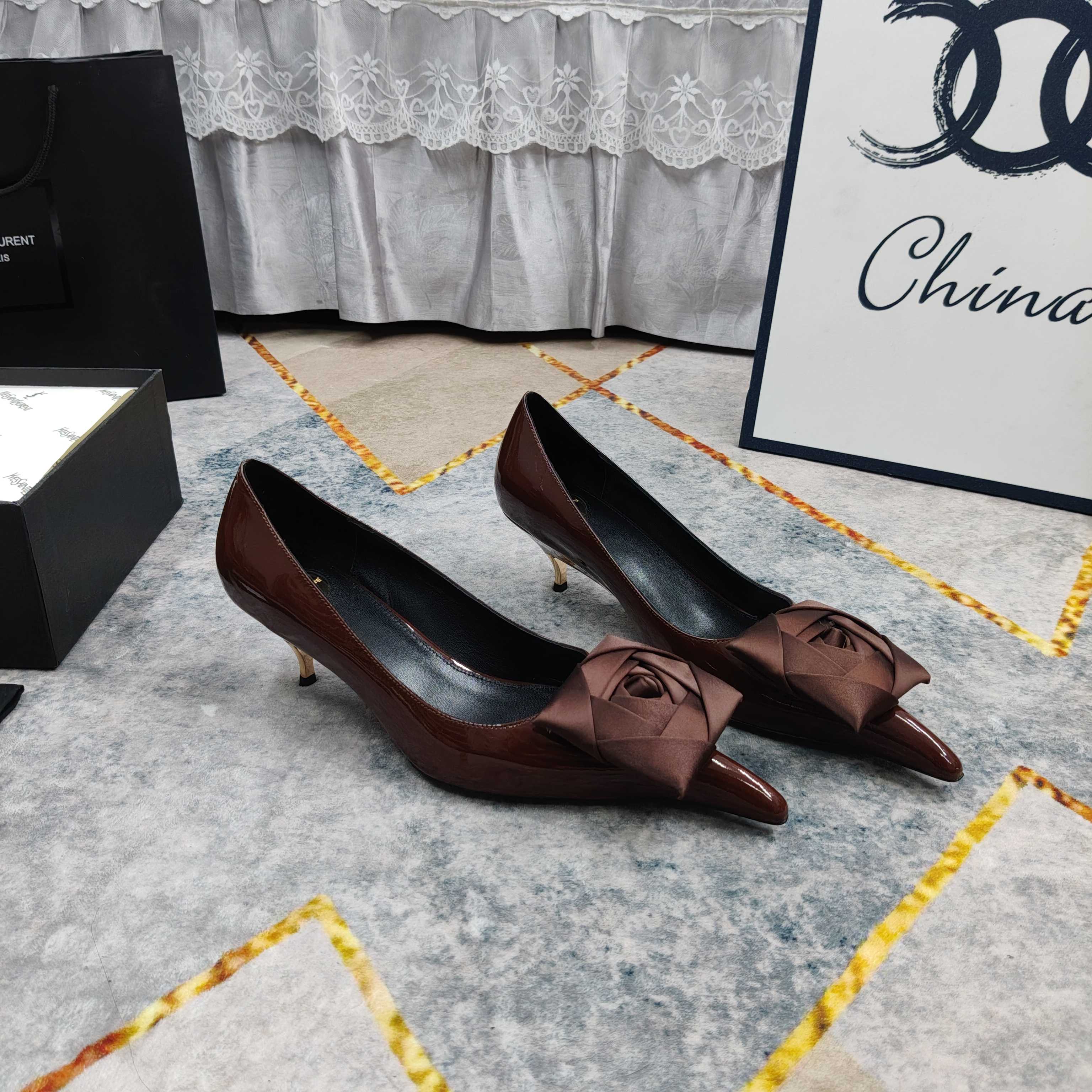 NO:789493,New - top high version New low-heeled flower-decorated high-heeled shoes with perfect details. Sheepskin on the feet (fine texture) Italian black leather outsole. Extremely perfect replica. 1. Imported patent leather/silk for the upper. 2. Imported sheepskin for the feet. 3. YB black leather outsole for the sole. 4Size34-43 (34, 41, 42, 43, customized and non-refundable). 5Clour⑧ color, high heels, high  heels,sheepskin,real silk,Leather soles19860909上新—顶级高版本 新款矮跟花朵装饰高跟单鞋 细节处理完美 垫脚羊皮（质感细腻） 意大利黑色真皮大底 极致完美复刻 1鞋面进口漆皮/真丝 2垫脚进口羊皮 3鞋底YB黑色真皮大底 4Size34-43（34 41 42 43订做不退换） 5Clour⑧色入,高跟鞋,high heels,sheepskin,real silk,Leather soles,Women's Shoes