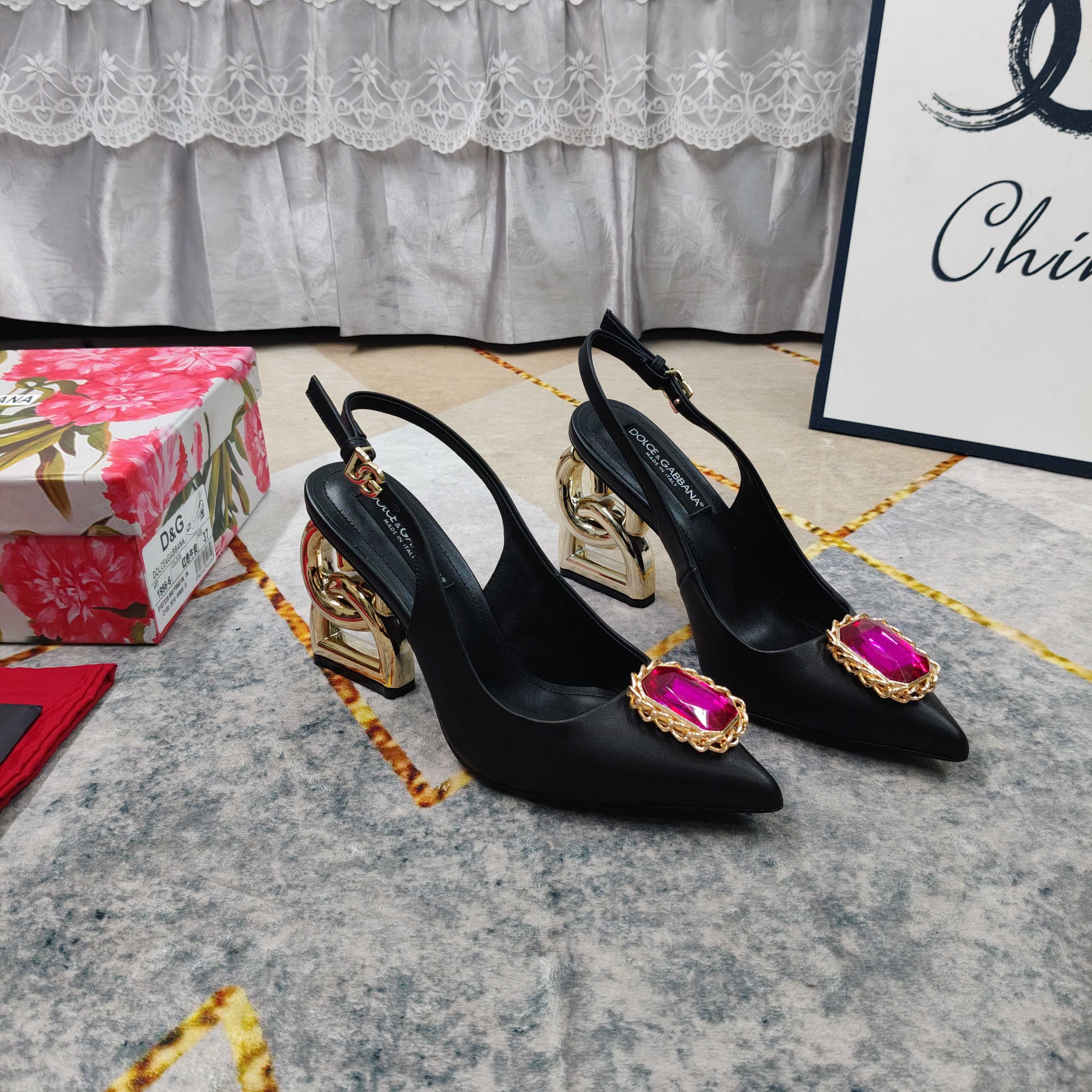NO:789491,New - top high version 2026 new rhinestone buckle decorated logo heel sandals, perfect details processing, foot pad sheepskin (fine texture) AAA grade Italian black leather outsole 1 upper imported cowhide 2 foot pad imported sheepskin 3 sole AAA grade black leather outsole 4 heel height 10.5cm 5Clour⑥ color 6Size34-43 (34 41 42  43 Custom-made (non-refundable), high heels, sandals, high heels, cowhide, sheepskin, Leather soles19860909上新-顶级高版本 2026新款水钻饰扣装饰logo跟凉鞋 细节处理完美 垫脚羊皮（质感细腻） AAA级意大利黑色真皮大底 1鞋面进口牛皮 2垫脚进口羊皮 3鞋底AAA级黑色真皮大底 4跟高10.5cm 5Clour⑥色入 6Size34-43（34 41 42 43订做不退换）,高跟鞋,sandals,high heels,cowhide,sheepskin,Leather soles,Women's Shoes