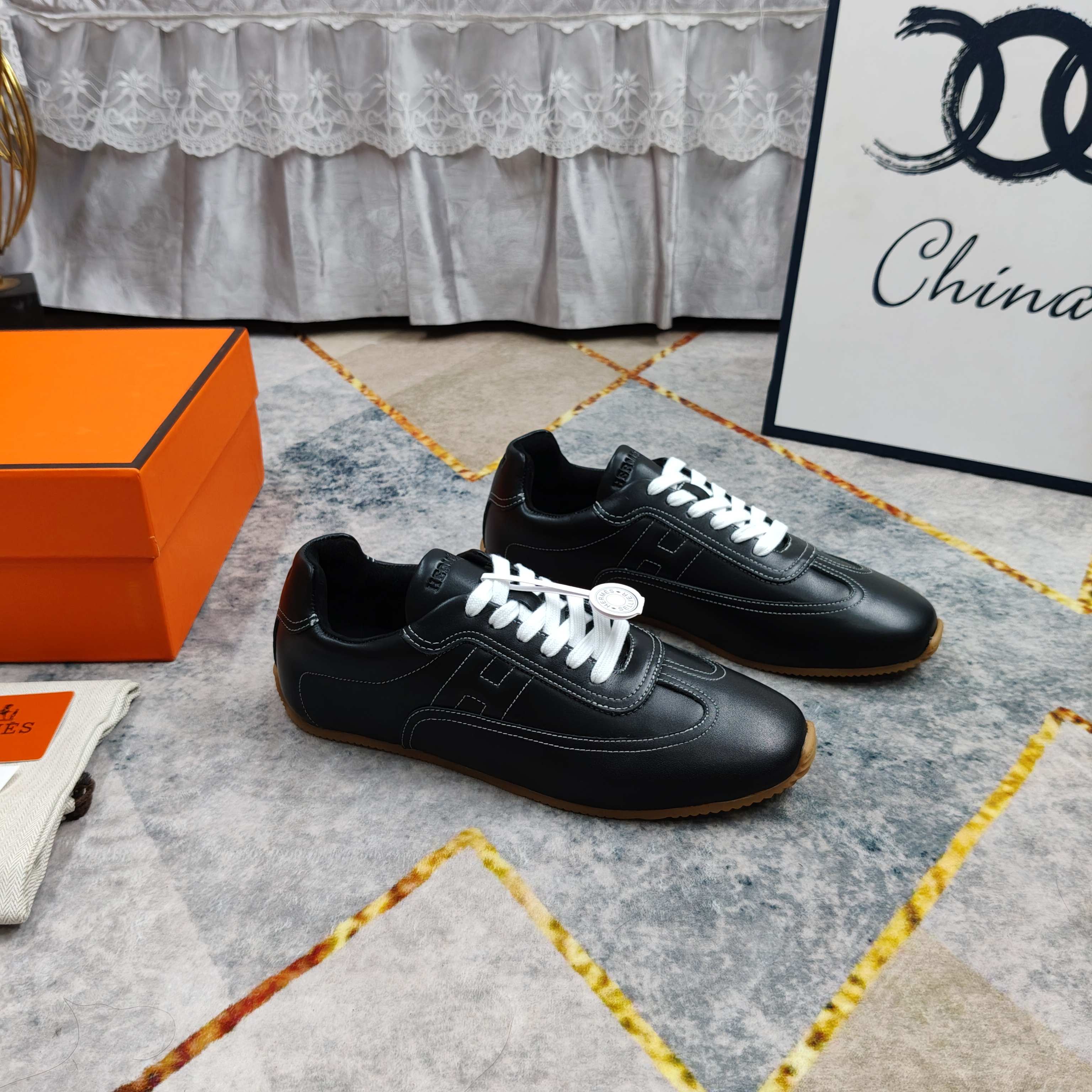 NO:780169,New shipments for men and women—low-top casual shoes, imported cowhide fabric, ultra-light IP material for outsole, Size female 35-41 (customized at 41), male 39-44 (customized at 45), casual shoes/sports shoes, sneakers, cowhide19860909男女 新款出货—低帮休闲鞋 面料进口牛皮 大底超轻IP材质 Size女35-41（41订做）男39-44（45订做）,休闲鞋/运动鞋,sneakers,cowhide,Women's Shoes