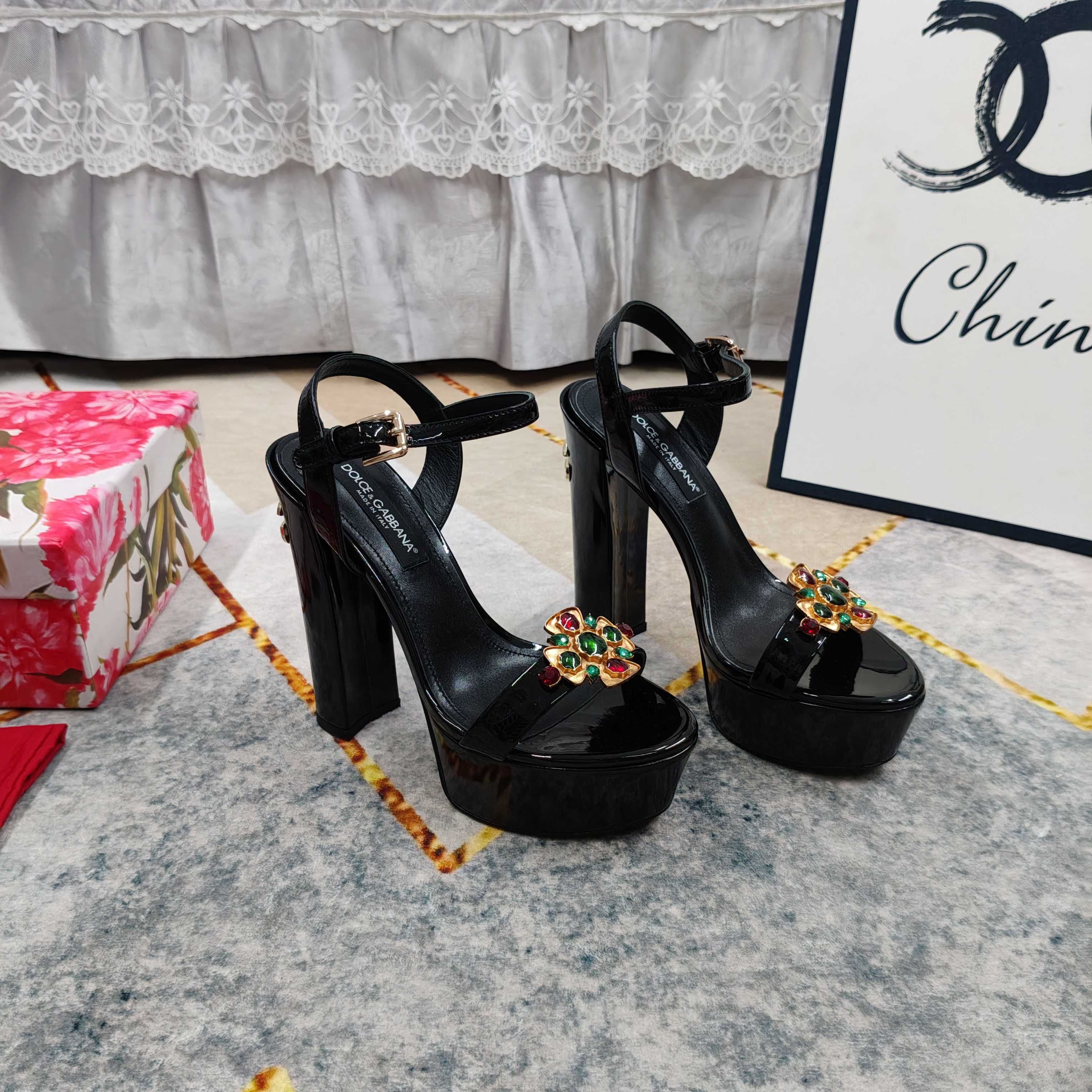 NO:789500,New - top high version 2026 new high-heeled platform sandals with rhinestone buckles, perfect details processing, foot pad sheepskin (fine texture) AAA grade Italian leather outsole, the ultimate perfect replica 1 upper imported cowhide/patent leather/denim 2 foot pad sheepskin 3 sole AAA grade YB black leather outsole 4 heel height 13.5cm 5 front waterproof platform 3cm 6Clour⑥ color in  7Size34-43 (34 41 42 43 customized, non-refundable), high heels, sandals, high heels, cowhide, sheepskin, Leather soles19860909上新—顶级高版本 2026新款水钻饰扣高跟防水台凉鞋 细节处理完美 垫脚羊皮（质感细腻） AAA级意大利真皮大底 极致完美复刻 1鞋面进口牛皮/漆皮/牛仔布 2垫脚羊皮 3鞋底AAA级YB黑色真皮大底 4跟高13.5cm 5前防水台3cm 6Clour⑥色入 7Size34-43（34 41 42 43订做不退换）,高跟鞋,sandals,high heels,cowhide,sheepskin,Leather soles,Women's Shoes