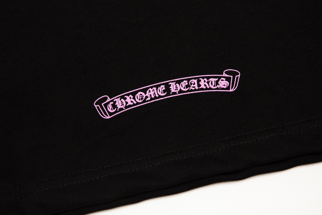 高版本Chrome Hearts克罗心 粉色梵文印花短袖