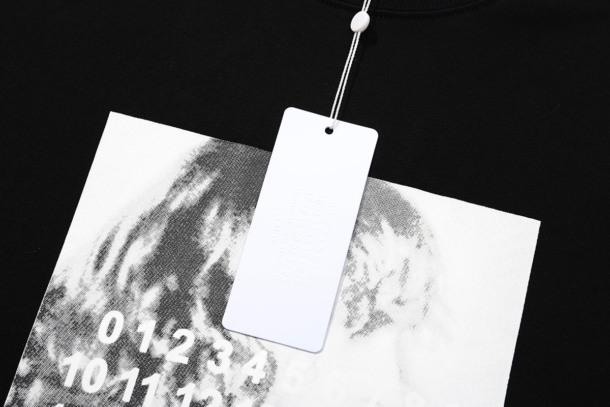 高版本MaisonMargiela/马吉拉 NEW vogeu人像数字印花短袖