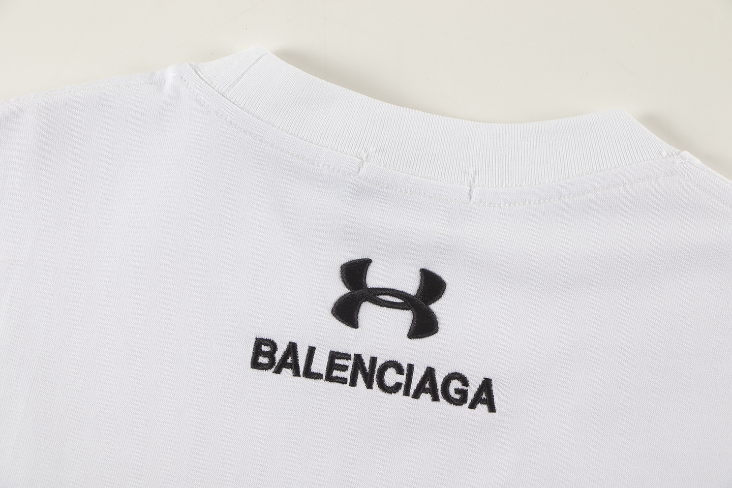 高版本BALENCIAGA/巴黎世家 x安德玛联名款重工刺绣字母短袖T恤 前后刺绣-Chinese UA Cheap High Quatity Brand Clothes Bags handbags Sneakers wholesale wholesaler seller from China Factory suppliers Fashion Clothing Shoes best Quality Beautiful Price 高版本BALENCIAGA/巴黎世家 x安德玛联名款重工刺绣字母短袖T恤 前后刺绣