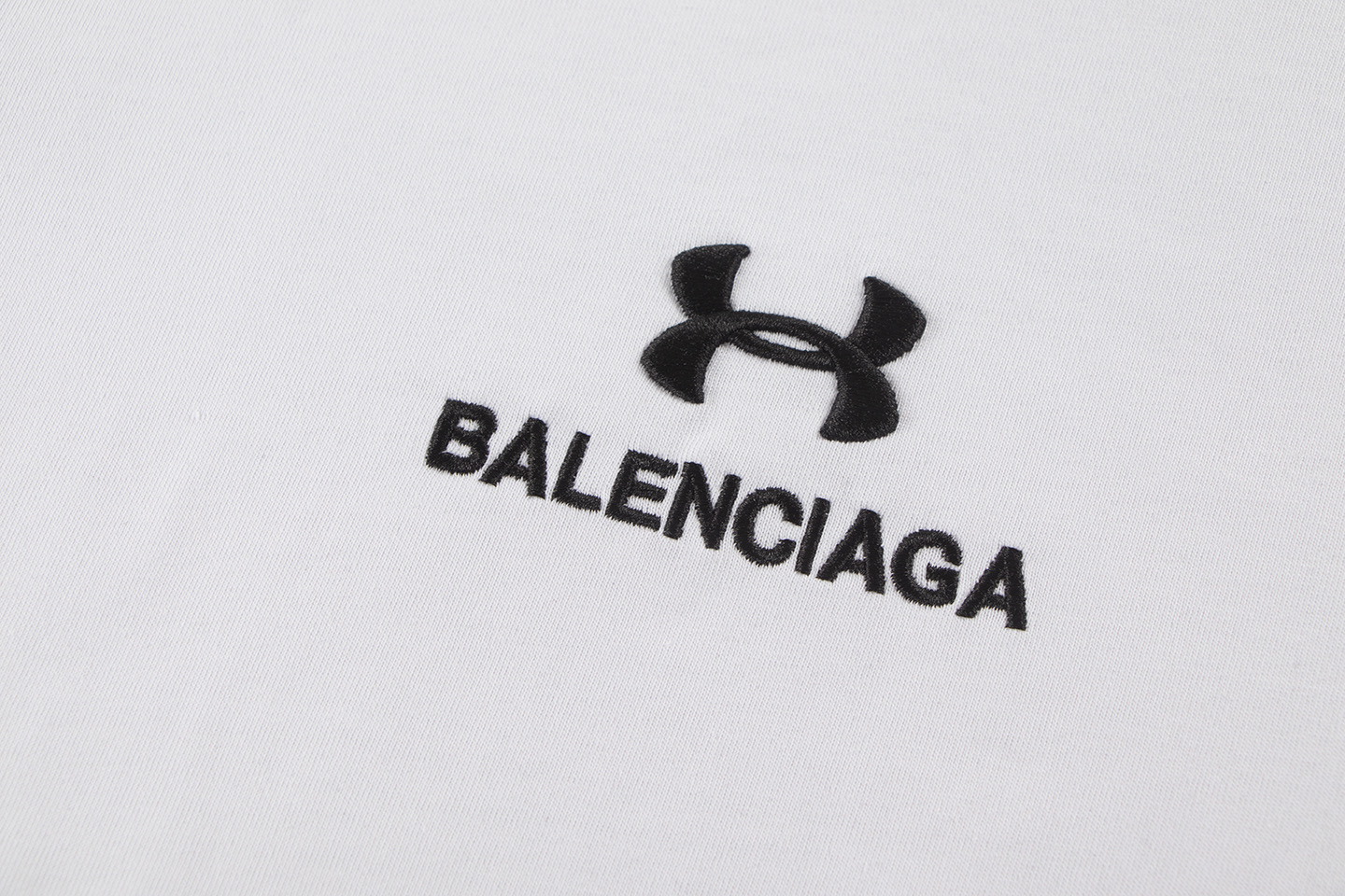 高版本BALENCIAGA/巴黎世家 x安德玛联名款重工刺绣字母短袖T恤 前后刺绣-Chinese UA Cheap High Quatity Brand Clothes Bags handbags Sneakers wholesale wholesaler seller from China Factory suppliers Fashion Clothing Shoes best Quality Beautiful Price 高版本BALENCIAGA/巴黎世家 x安德玛联名款重工刺绣字母短袖T恤 前后刺绣
