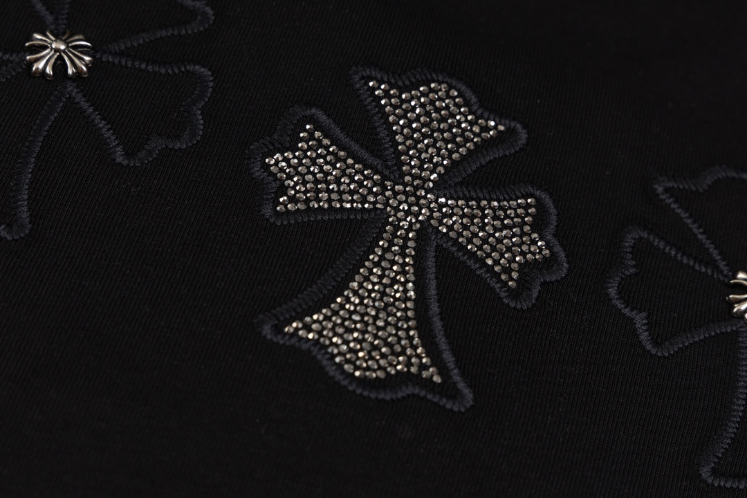 高版本Chrome Hearts克罗心 金属+烫钻十字短袖-Chinese UA Cheap High Quatity Brand Clothes Bags handbags Sneakers wholesale wholesaler seller from China Factory suppliers Fashion Clothing Shoes best Quality Beautiful Price 高版本Chrome Hearts克罗心 金属+烫钻十字短袖