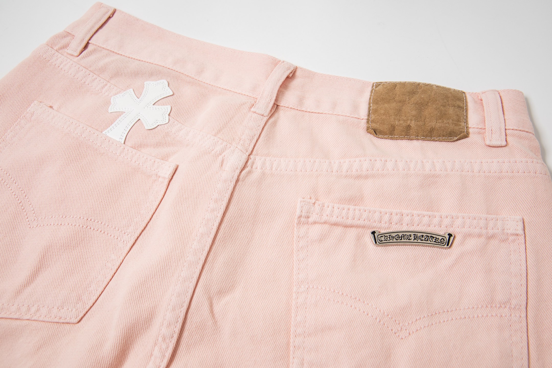 高版本Chrome Hearts克罗心 多巴胺配色浅粉皮标十字牛仔裤-Chinese UA Cheap High Quatity Brand Clothes Bags handbags Sneakers wholesale wholesaler seller from China Factory suppliers Fashion Clothing Shoes best Quality Beautiful Price 高版本Chrome Hearts克罗心 多巴胺配色浅粉皮标十字牛仔裤