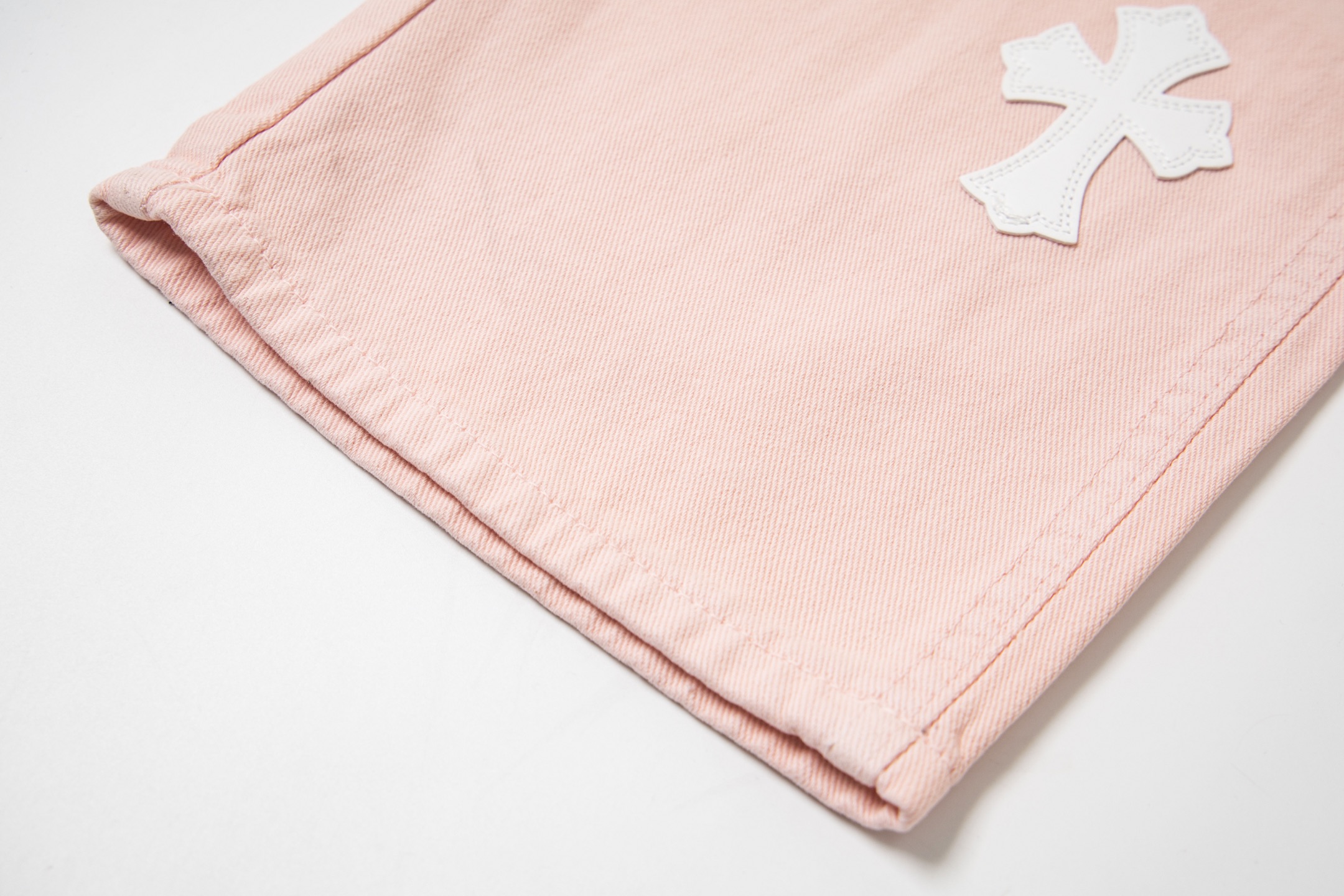 高版本Chrome Hearts克罗心 多巴胺配色浅粉皮标十字牛仔裤-Chinese UA Cheap High Quatity Brand Clothes Bags handbags Sneakers wholesale wholesaler seller from China Factory suppliers Fashion Clothing Shoes best Quality Beautiful Price 高版本Chrome Hearts克罗心 多巴胺配色浅粉皮标十字牛仔裤