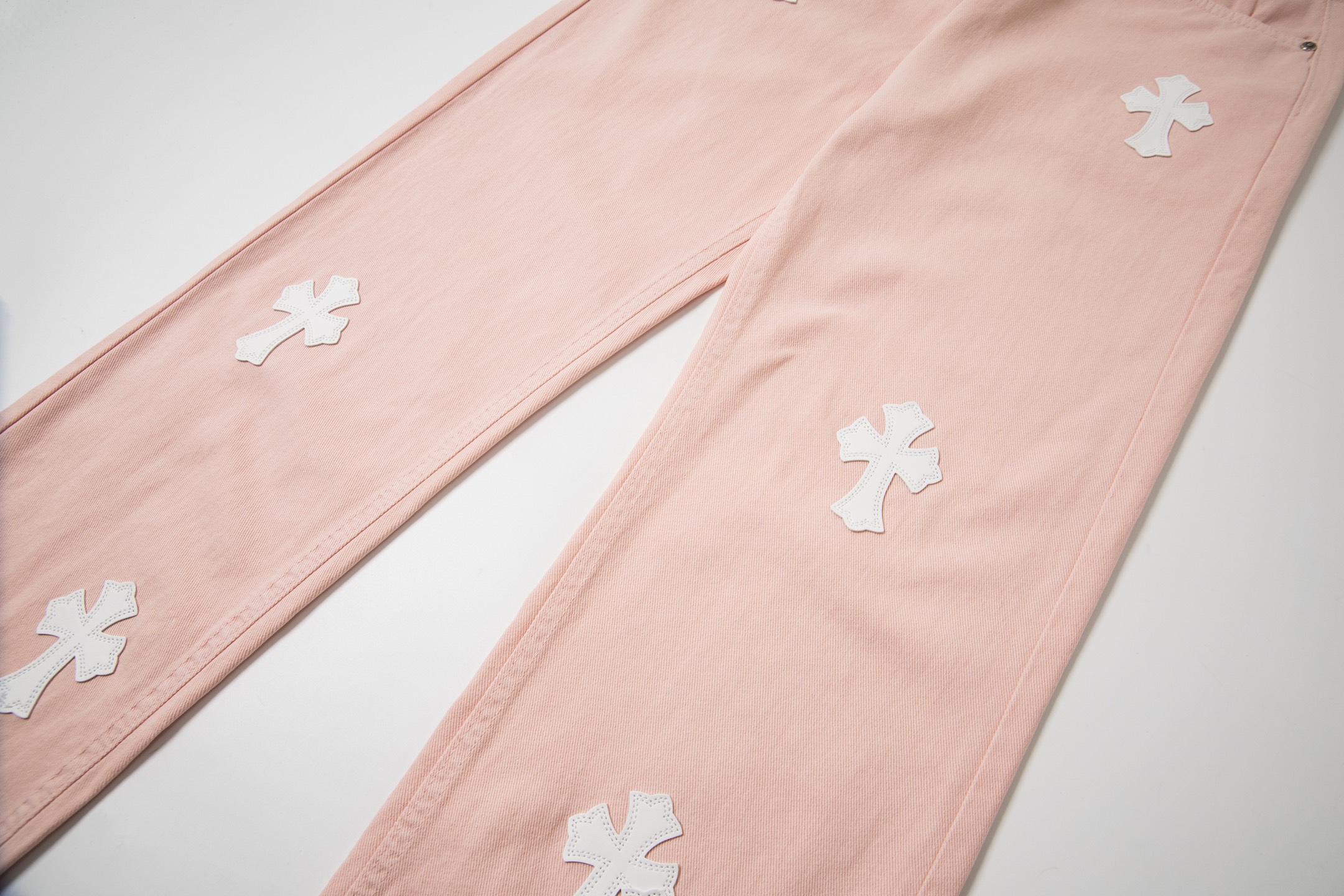 高版本Chrome Hearts克罗心 多巴胺配色浅粉皮标十字牛仔裤-Chinese UA Cheap High Quatity Brand Clothes Bags handbags Sneakers wholesale wholesaler seller from China Factory suppliers Fashion Clothing Shoes best Quality Beautiful Price 高版本Chrome Hearts克罗心 多巴胺配色浅粉皮标十字牛仔裤