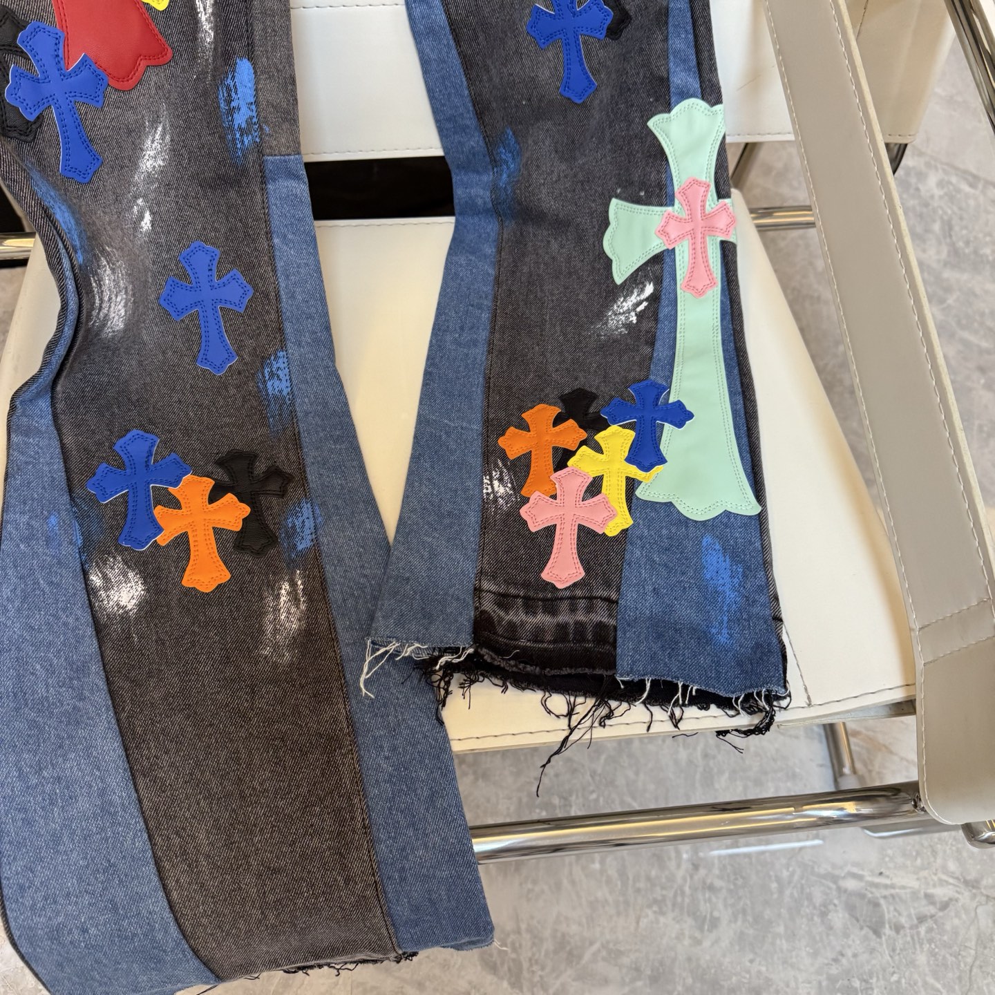 高版本Chrome hearts克罗心 x Gallery Dept 联名涂鸦彩标十字微喇牛仔裤