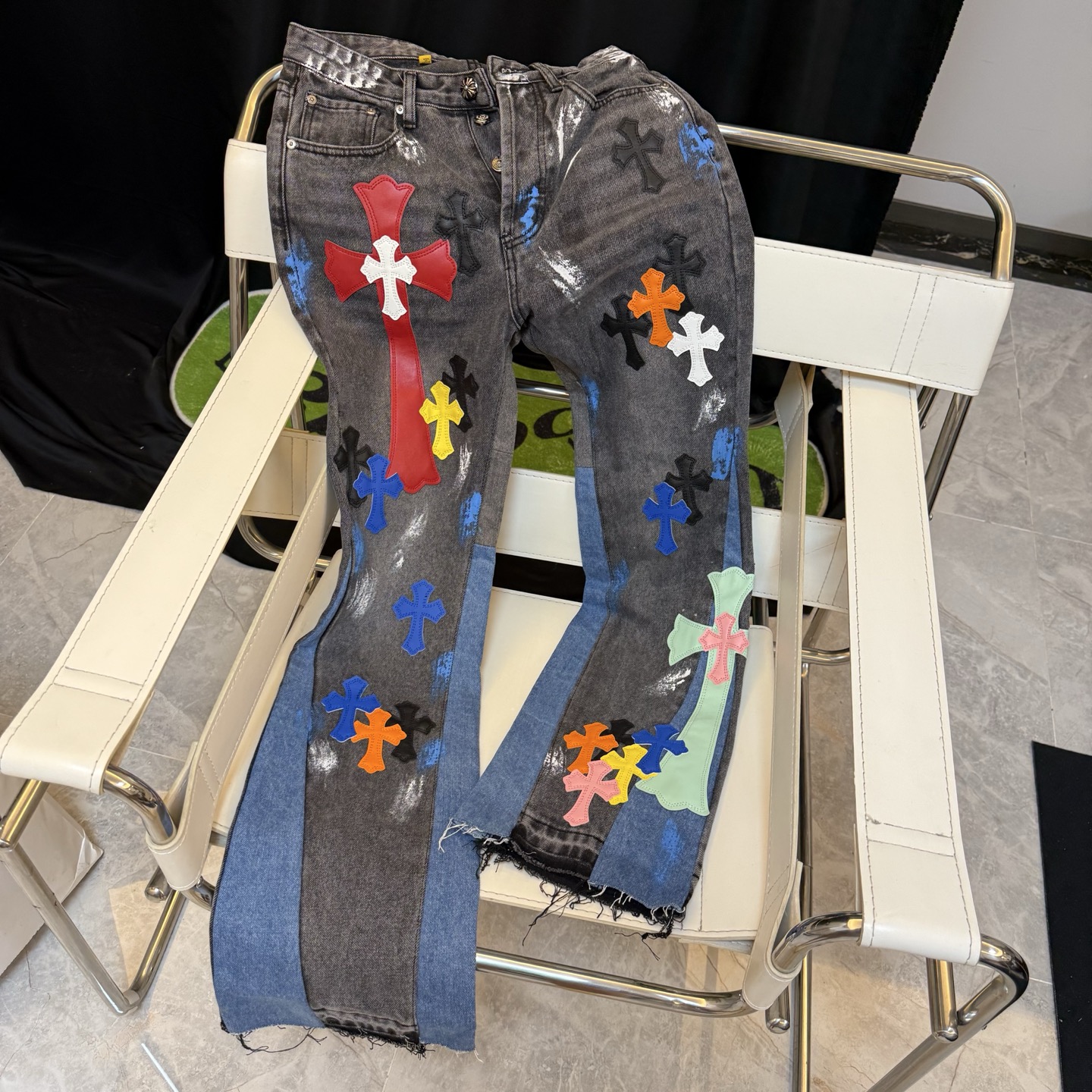 高版本Chrome hearts克罗心 x Gallery Dept 联名涂鸦彩标十字微喇牛仔裤