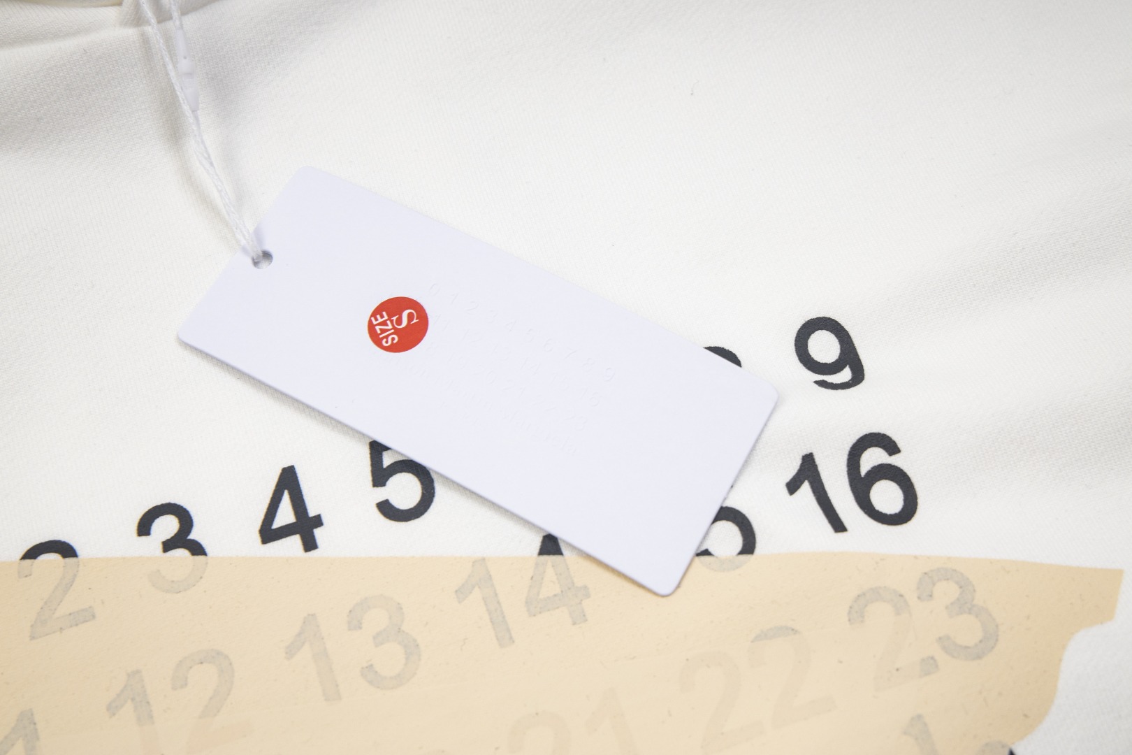 高版本MaisonMargiela/马吉拉 胶带数字印花连帽卫衣-Chinese UA Cheap High Quatity Brand Clothes Bags handbags Sneakers wholesale wholesaler seller from China Factory suppliers Fashion Clothing Shoes best Quality Beautiful Price 高版本MaisonMargiela/马吉拉 胶带数字印花连帽卫衣