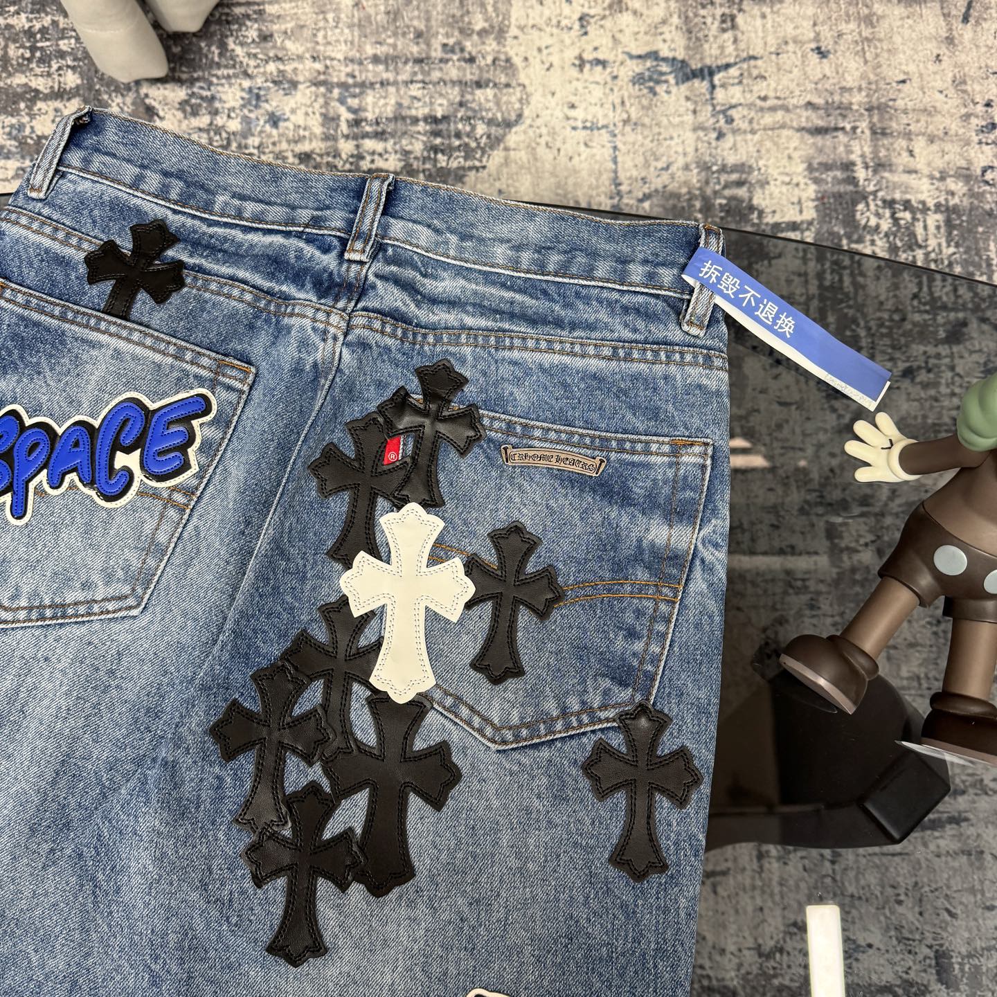 高版本Chrome hearts 克罗心 SexRecords满皮标十字做旧牛仔裤-Chinese UA Cheap High Quatity Brand Clothes Bags handbags Sneakers wholesale wholesaler seller from China Factory suppliers Fashion Clothing Shoes best Quality Beautiful Price 高版本Chrome hearts 克罗心 SexRecords满皮标十字做旧牛仔裤