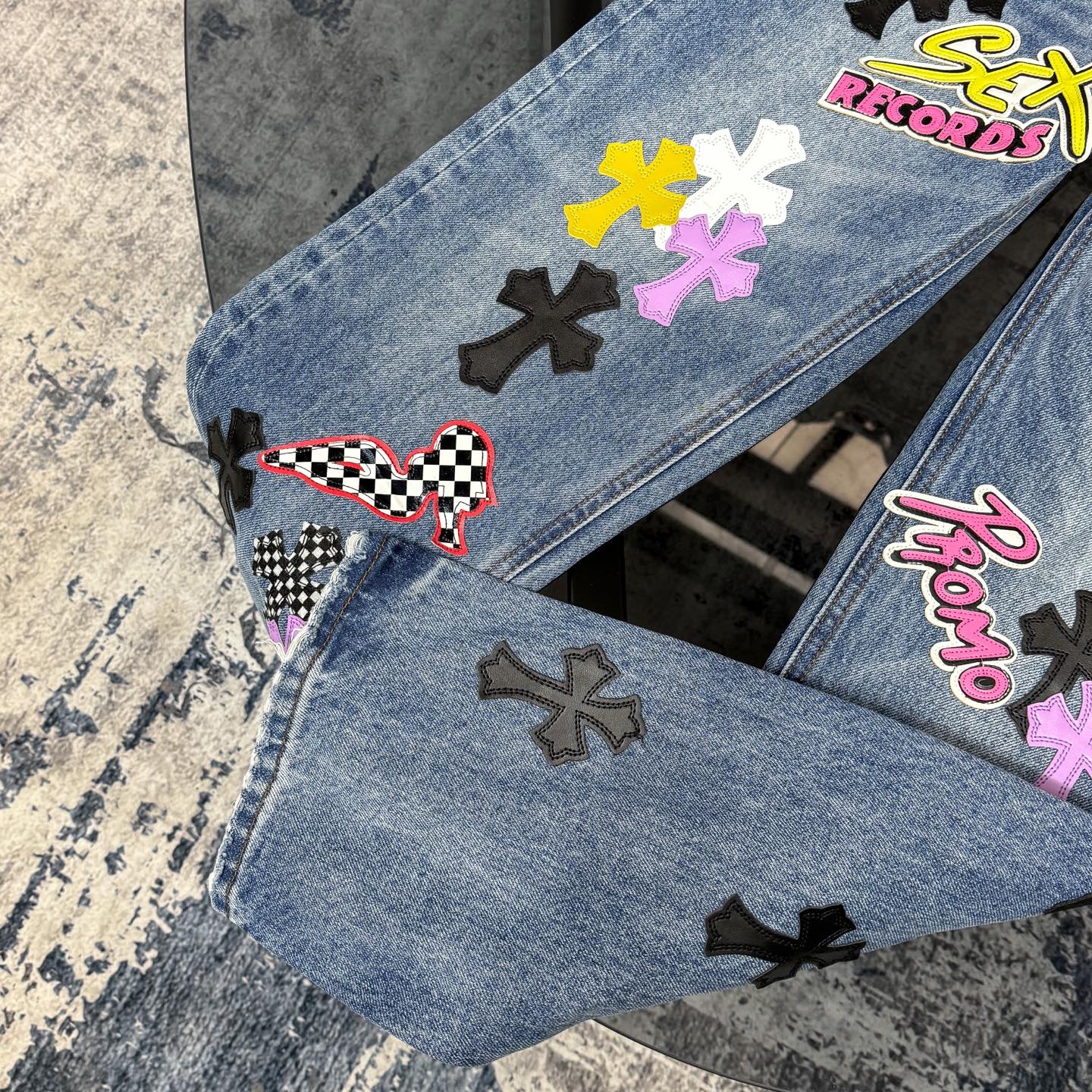 高版本Chrome hearts 克罗心 SexRecords满皮标十字做旧牛仔裤-Chinese UA Cheap High Quatity Brand Clothes Bags handbags Sneakers wholesale wholesaler seller from China Factory suppliers Fashion Clothing Shoes best Quality Beautiful Price 高版本Chrome hearts 克罗心 SexRecords满皮标十字做旧牛仔裤