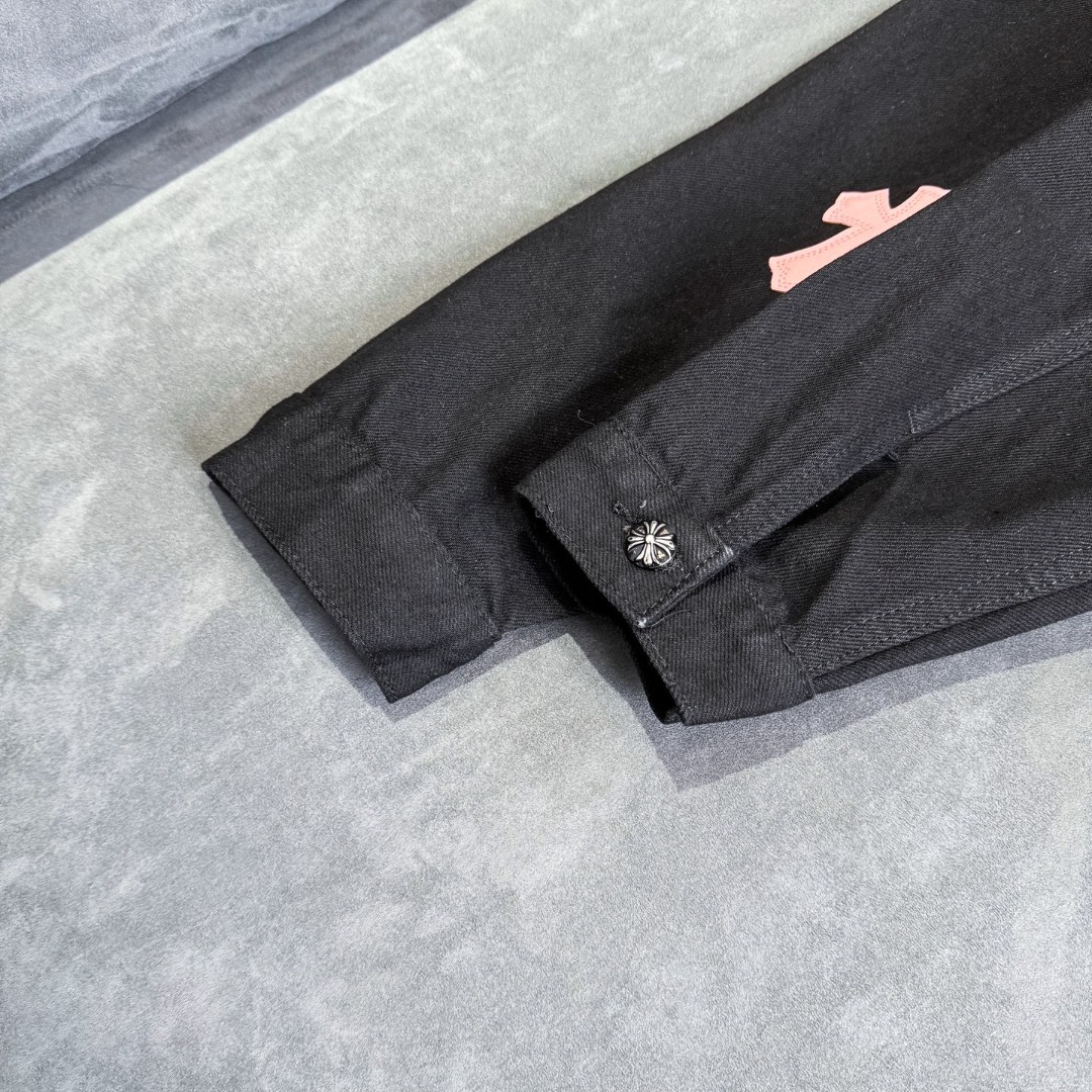 高版本Chrome Hearts克罗心 铆钉皮标十字牛仔外套-Chinese UA Cheap High Quatity Brand Clothes Bags handbags Sneakers wholesale wholesaler seller from China Factory suppliers Fashion Clothing Shoes best Quality Beautiful Price 高版本Chrome Hearts克罗心 铆钉皮标十字牛仔外套