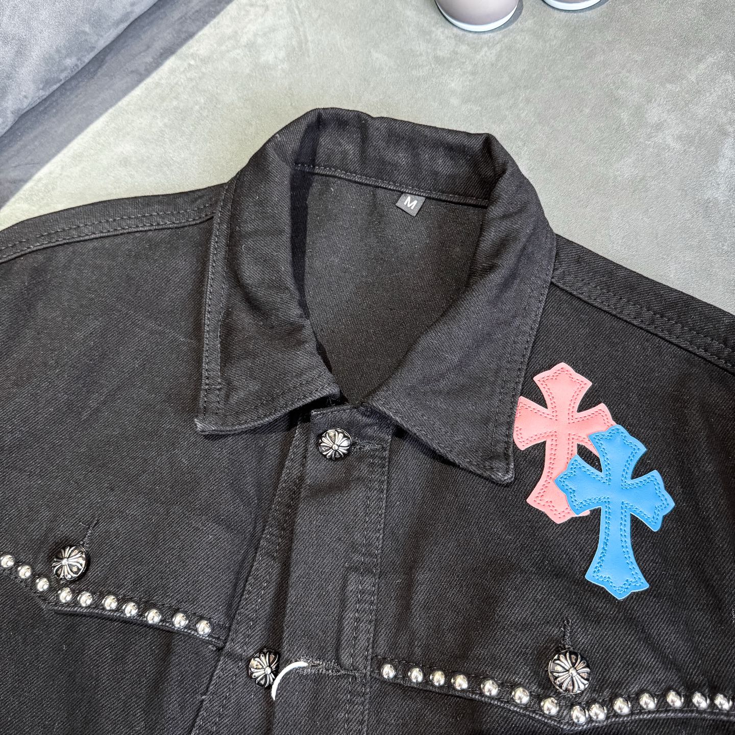 高版本Chrome Hearts克罗心 铆钉皮标十字牛仔外套-Chinese UA Cheap High Quatity Brand Clothes Bags handbags Sneakers wholesale wholesaler seller from China Factory suppliers Fashion Clothing Shoes best Quality Beautiful Price 高版本Chrome Hearts克罗心 铆钉皮标十字牛仔外套