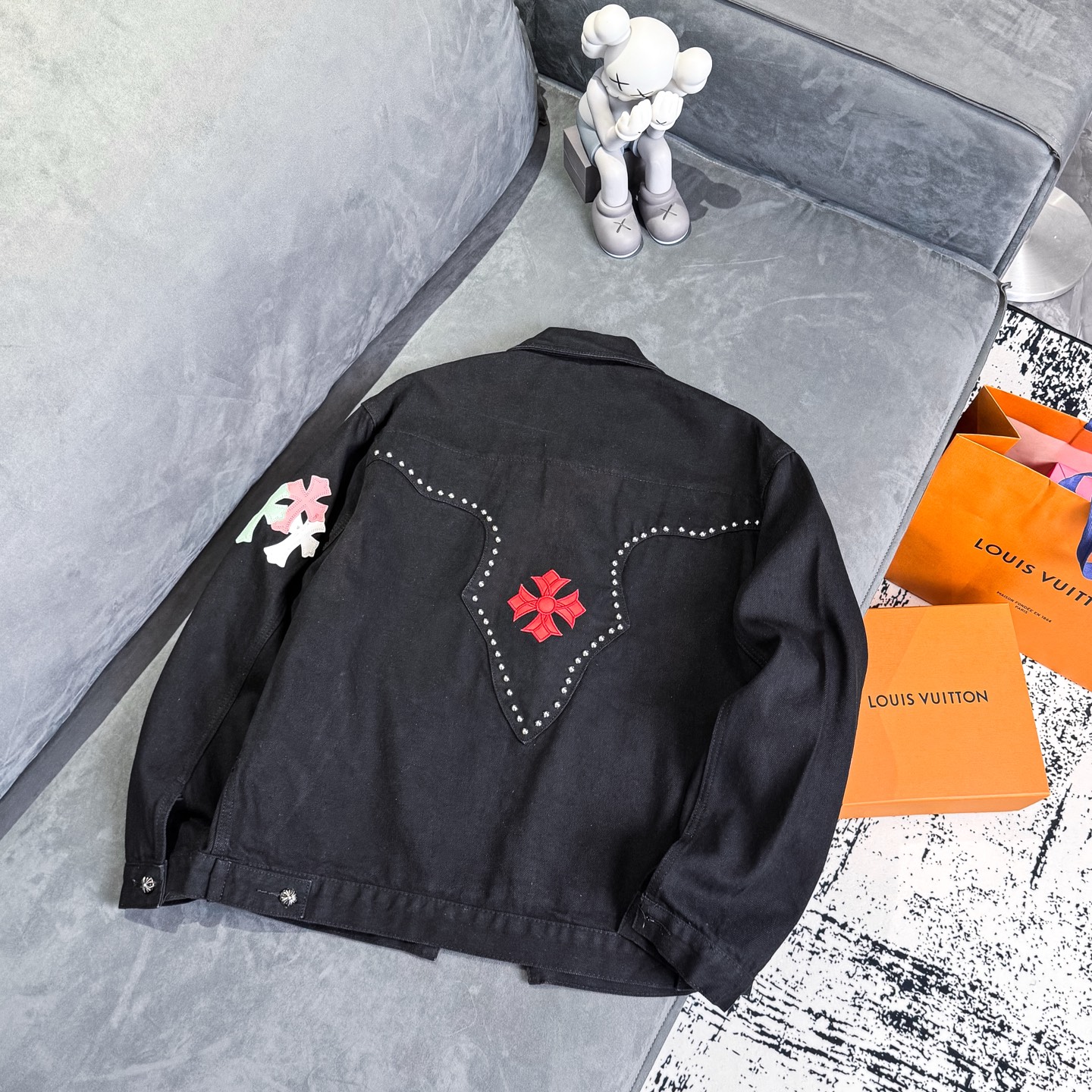 高版本Chrome Hearts克罗心 铆钉皮标十字牛仔外套-Chinese UA Cheap High Quatity Brand Clothes Bags handbags Sneakers wholesale wholesaler seller from China Factory suppliers Fashion Clothing Shoes best Quality Beautiful Price 高版本Chrome Hearts克罗心 铆钉皮标十字牛仔外套