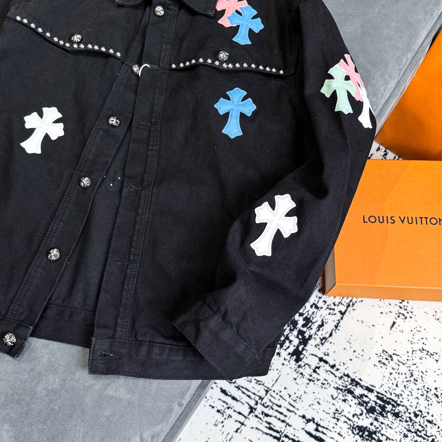 高版本Chrome Hearts克罗心 铆钉皮标十字牛仔外套-Chinese UA Cheap High Quatity Brand Clothes Bags handbags Sneakers wholesale wholesaler seller from China Factory suppliers Fashion Clothing Shoes best Quality Beautiful Price 高版本Chrome Hearts克罗心 铆钉皮标十字牛仔外套