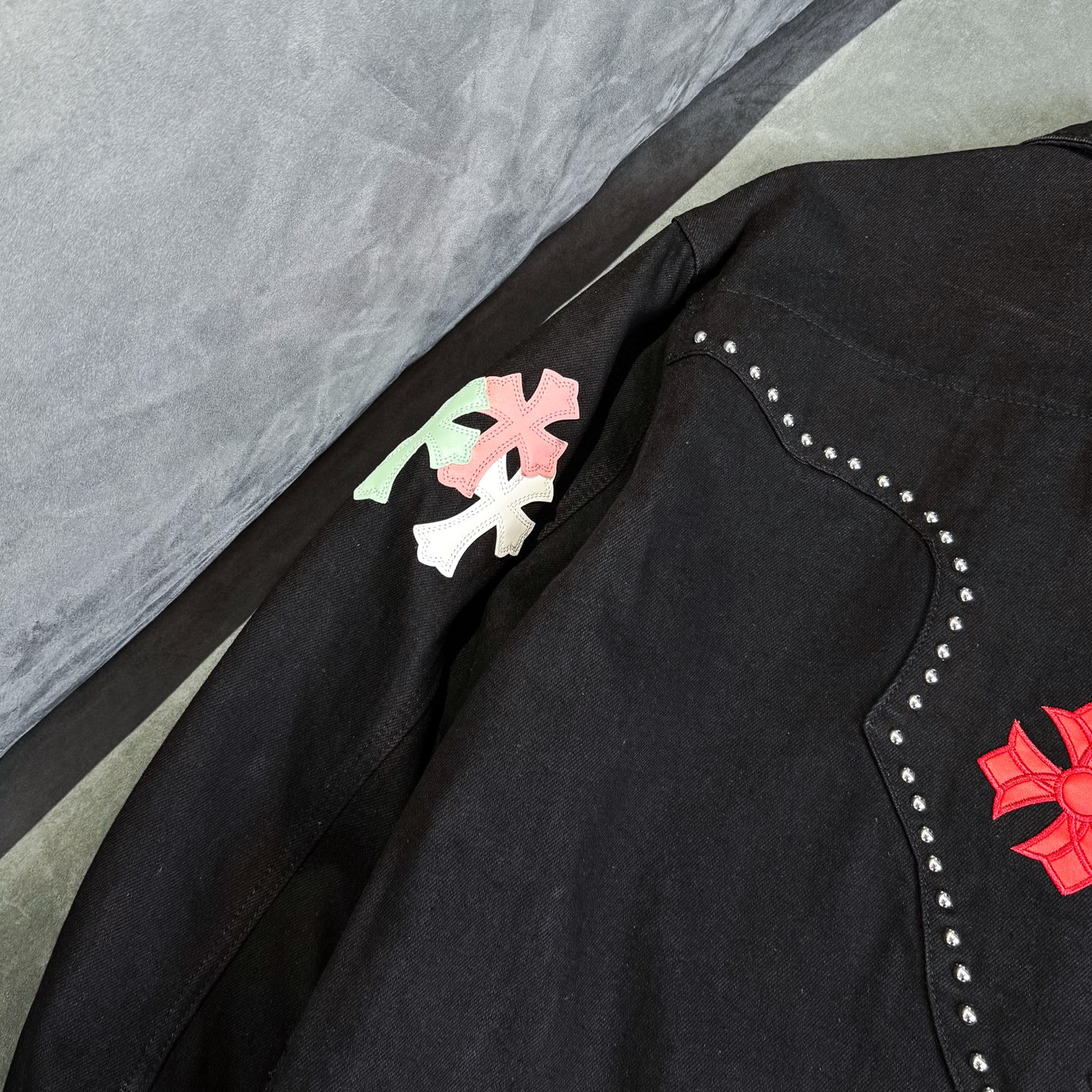 高版本Chrome Hearts克罗心 铆钉皮标十字牛仔外套-Chinese UA Cheap High Quatity Brand Clothes Bags handbags Sneakers wholesale wholesaler seller from China Factory suppliers Fashion Clothing Shoes best Quality Beautiful Price 高版本Chrome Hearts克罗心 铆钉皮标十字牛仔外套