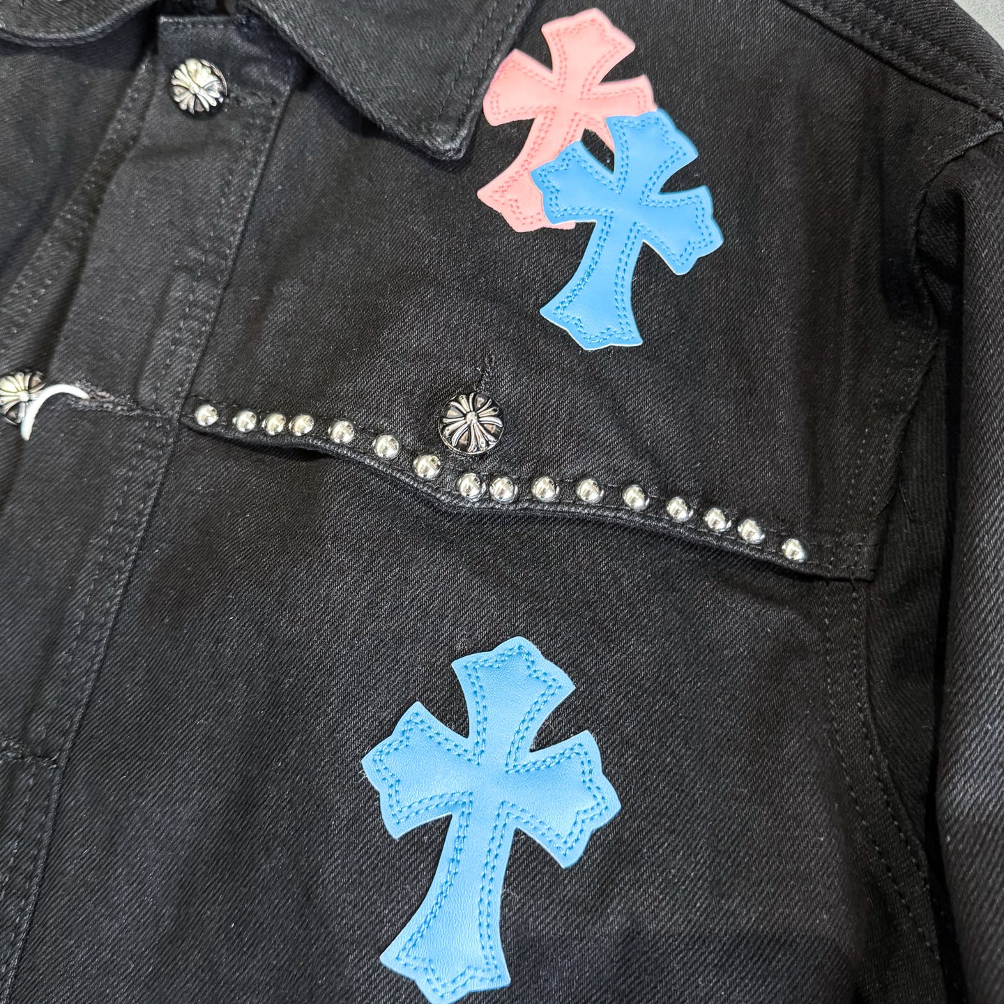 高版本Chrome Hearts克罗心 铆钉皮标十字牛仔外套-Chinese UA Cheap High Quatity Brand Clothes Bags handbags Sneakers wholesale wholesaler seller from China Factory suppliers Fashion Clothing Shoes best Quality Beautiful Price 高版本Chrome Hearts克罗心 铆钉皮标十字牛仔外套