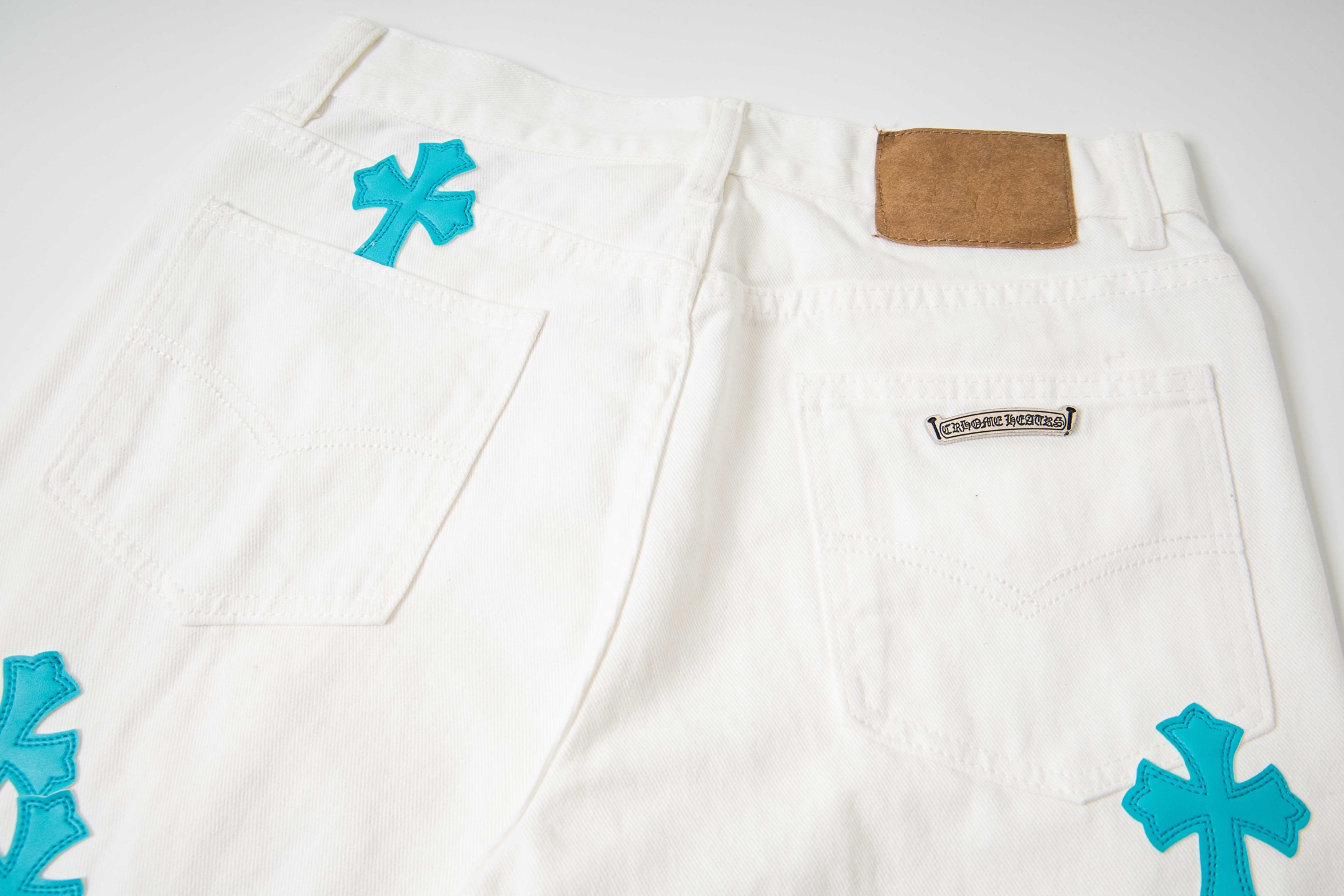 高版本Chrome Hearts克罗心 迈阿密限定冰蓝皮标十字牛仔裤-Chinese UA Cheap High Quatity Brand Clothes Bags handbags Sneakers wholesale wholesaler seller from China Factory suppliers Fashion Clothing Shoes best Quality Beautiful Price 高版本Chrome Hearts克罗心 迈阿密限定冰蓝皮标十字牛仔裤