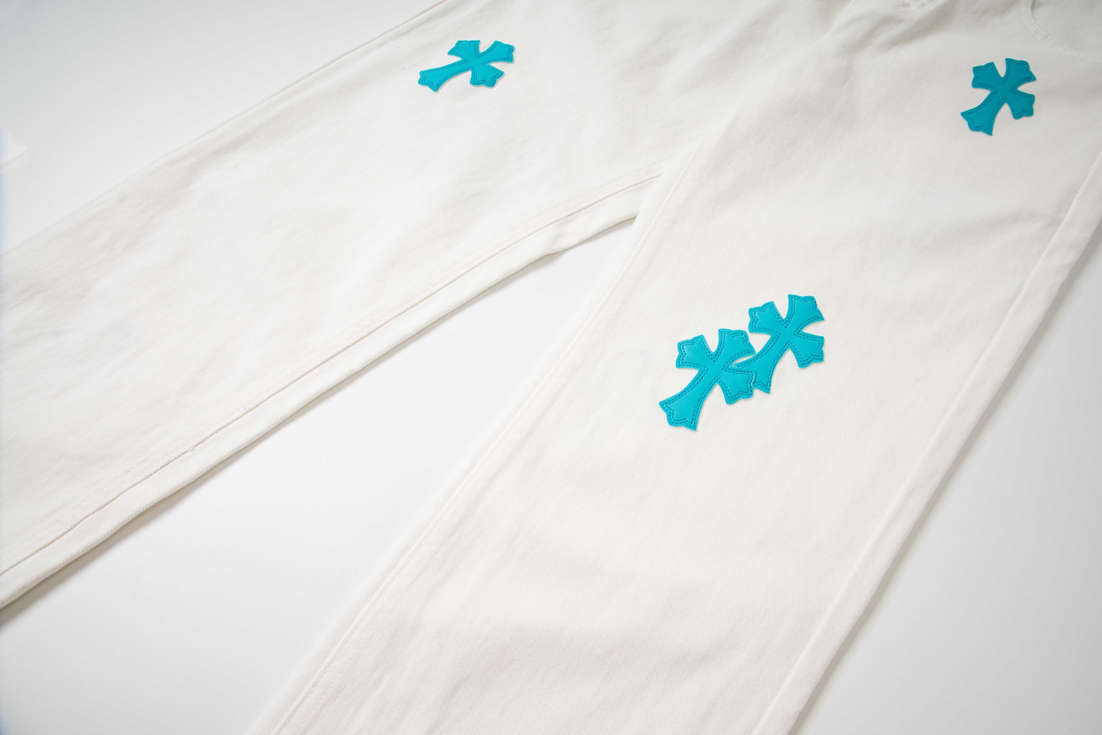 高版本Chrome Hearts克罗心 迈阿密限定冰蓝皮标十字牛仔裤-Chinese UA Cheap High Quatity Brand Clothes Bags handbags Sneakers wholesale wholesaler seller from China Factory suppliers Fashion Clothing Shoes best Quality Beautiful Price 高版本Chrome Hearts克罗心 迈阿密限定冰蓝皮标十字牛仔裤