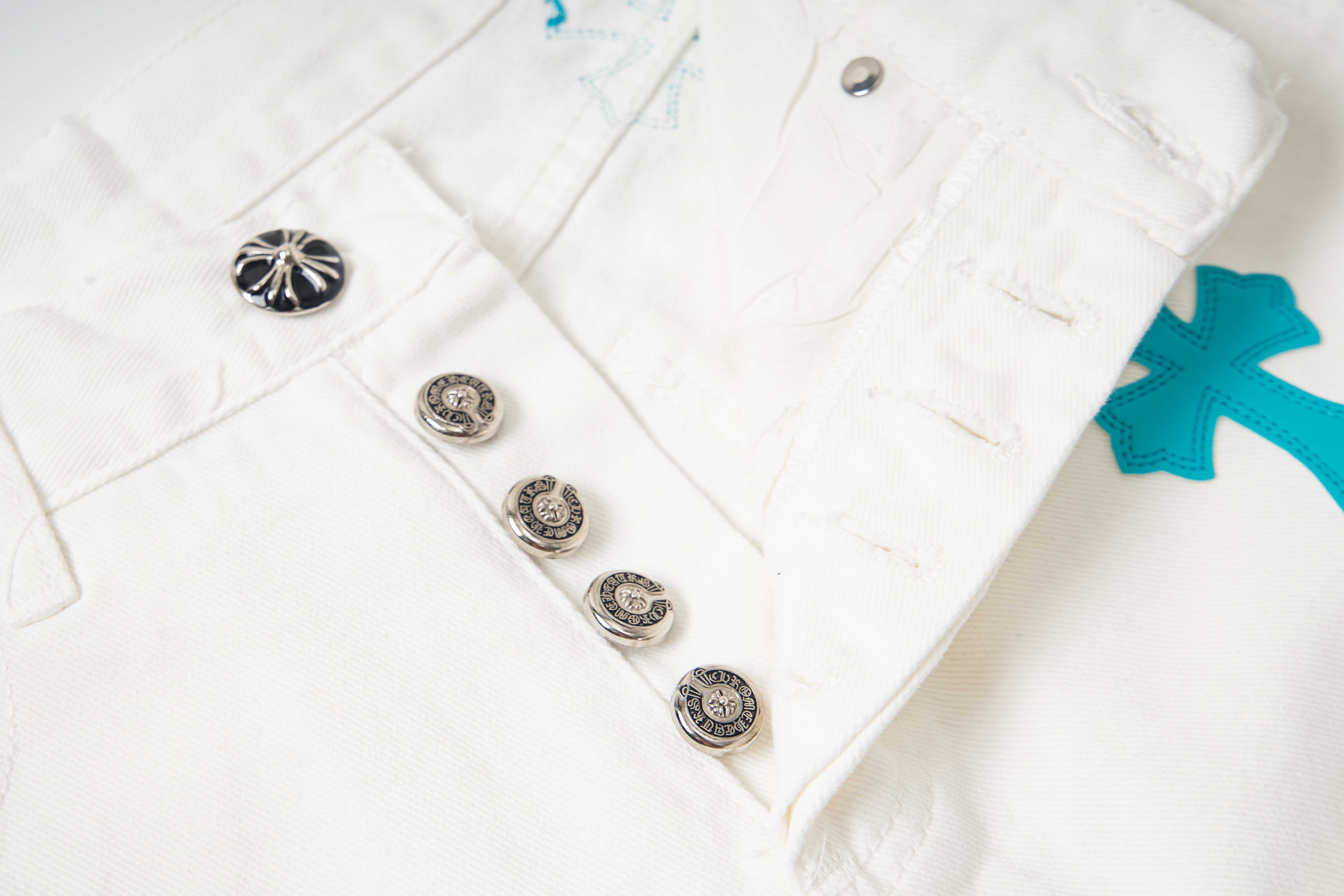 高版本Chrome Hearts克罗心 迈阿密限定冰蓝皮标十字牛仔裤-Chinese UA Cheap High Quatity Brand Clothes Bags handbags Sneakers wholesale wholesaler seller from China Factory suppliers Fashion Clothing Shoes best Quality Beautiful Price 高版本Chrome Hearts克罗心 迈阿密限定冰蓝皮标十字牛仔裤