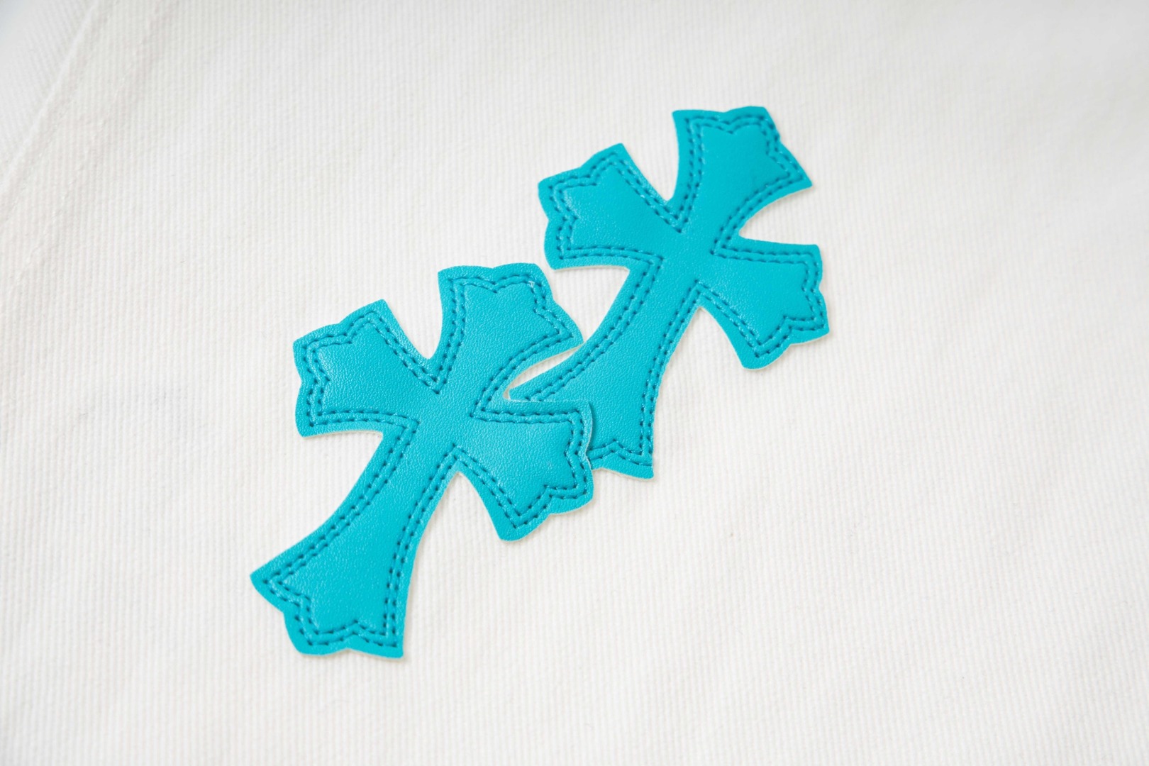 高版本Chrome Hearts克罗心 迈阿密限定冰蓝皮标十字牛仔裤-Chinese UA Cheap High Quatity Brand Clothes Bags handbags Sneakers wholesale wholesaler seller from China Factory suppliers Fashion Clothing Shoes best Quality Beautiful Price 高版本Chrome Hearts克罗心 迈阿密限定冰蓝皮标十字牛仔裤