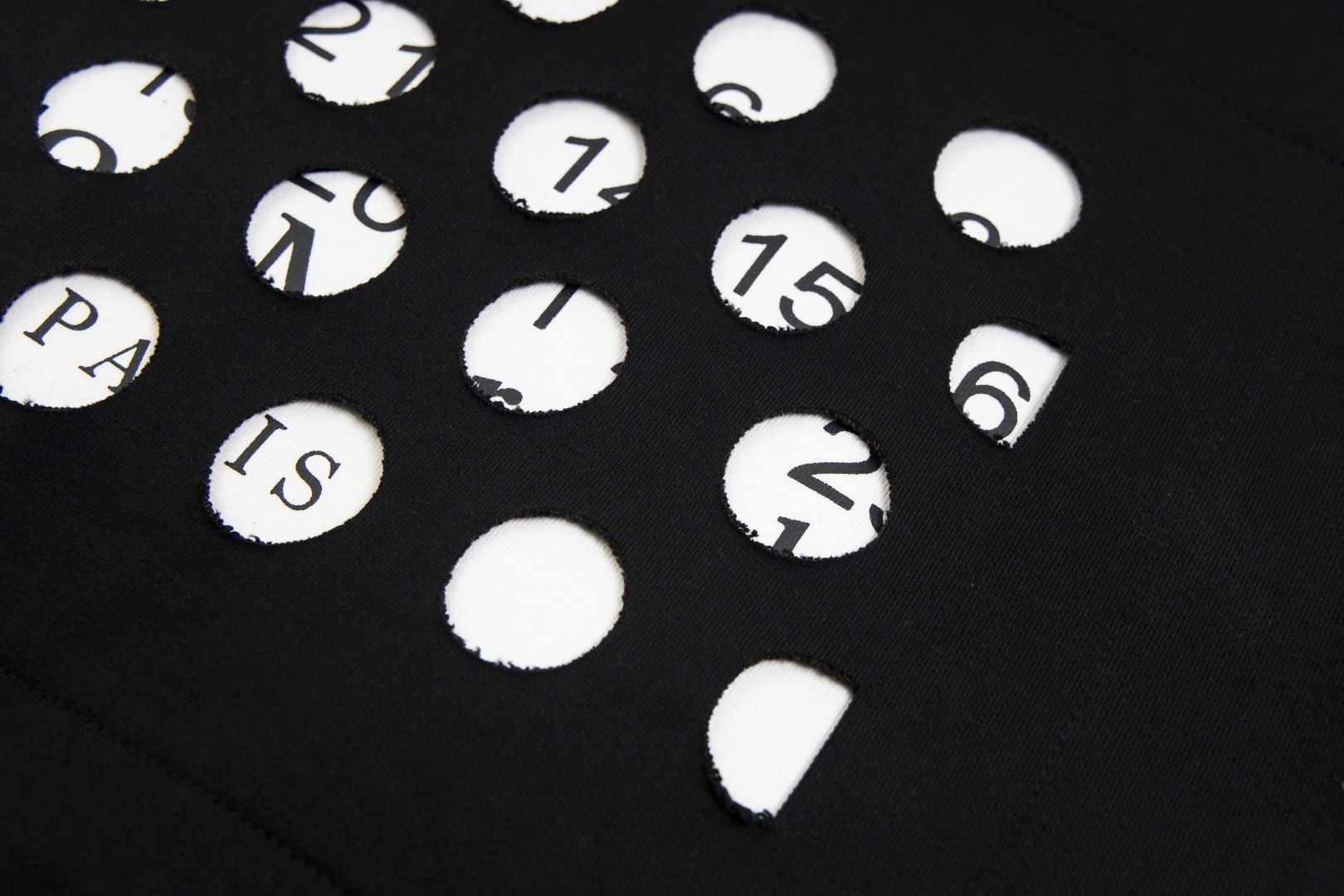 高版本MaisonMargiela/马吉拉 胸前刺绣后背破洞数字连帽卫衣