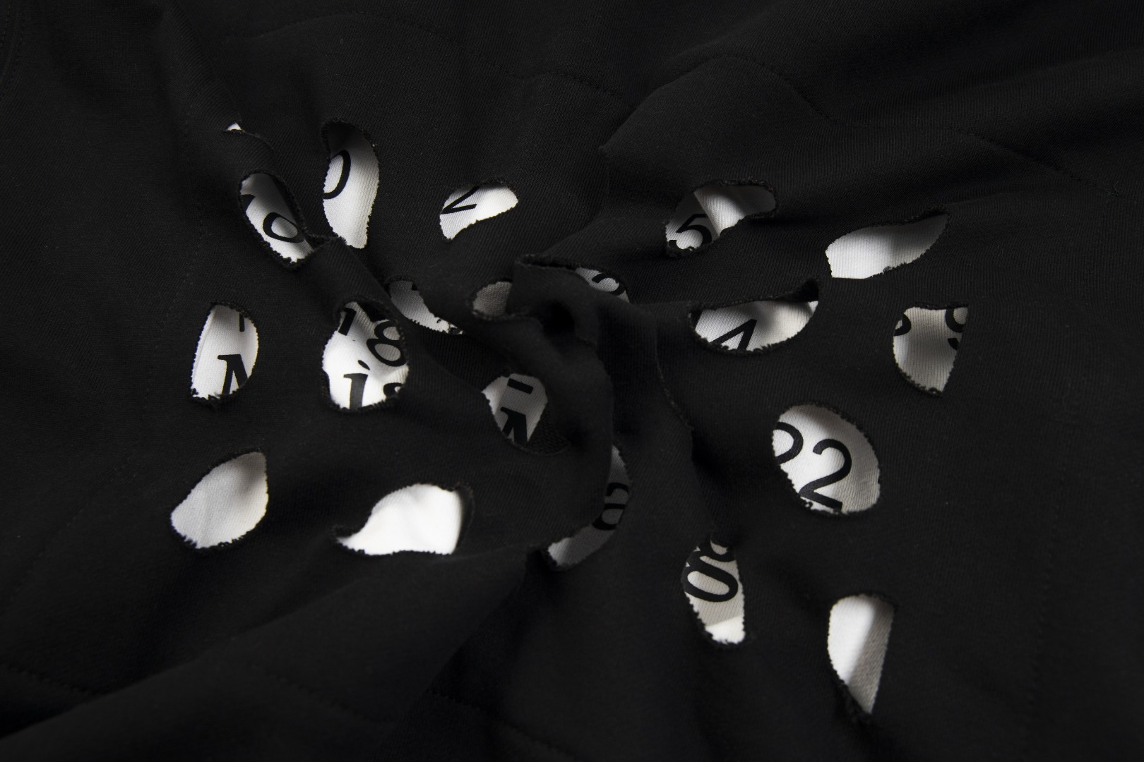 高版本MaisonMargiela/马吉拉 胸前刺绣后背破洞数字连帽卫衣