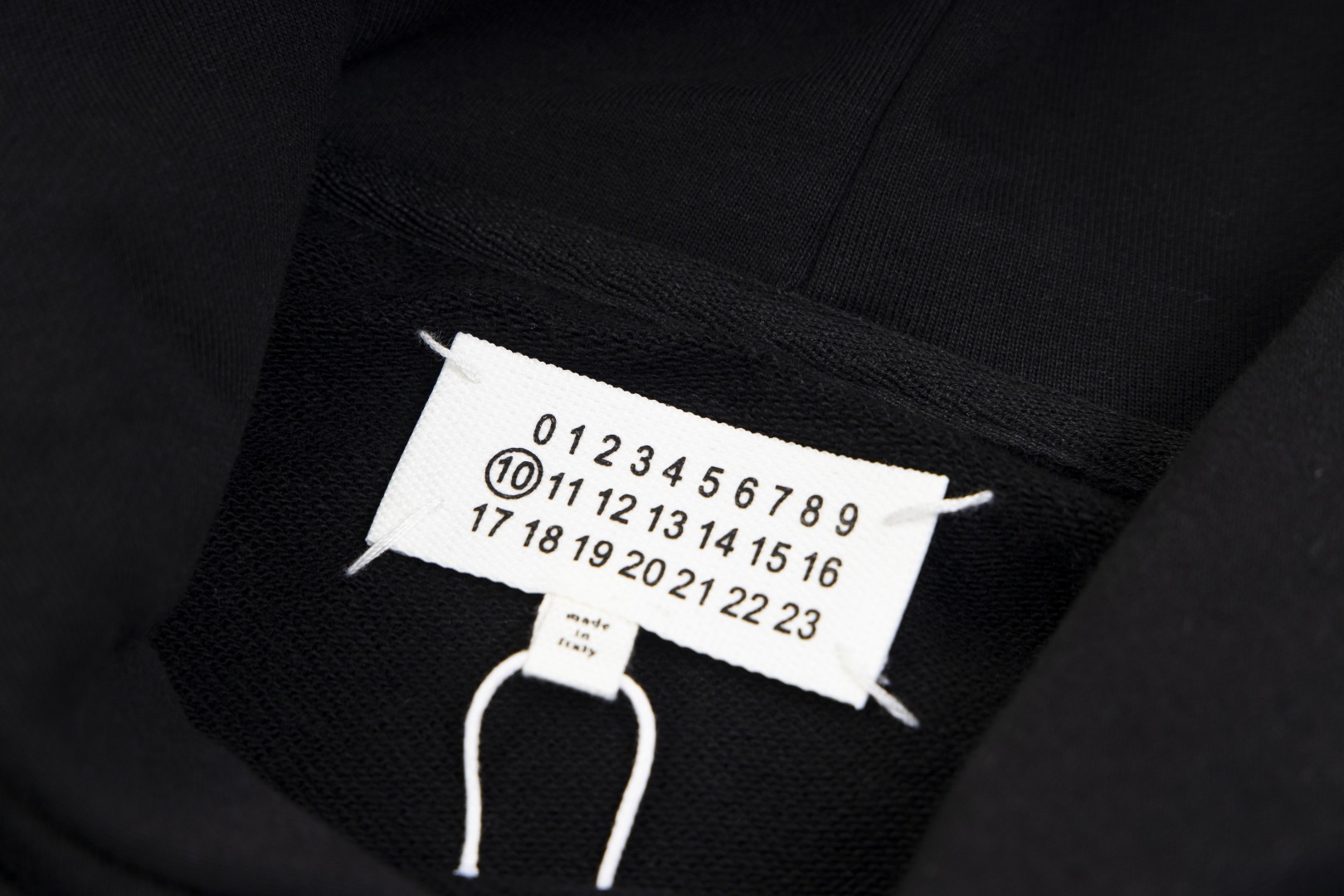 高版本MaisonMargiela/马吉拉 胸前刺绣后背破洞数字连帽卫衣