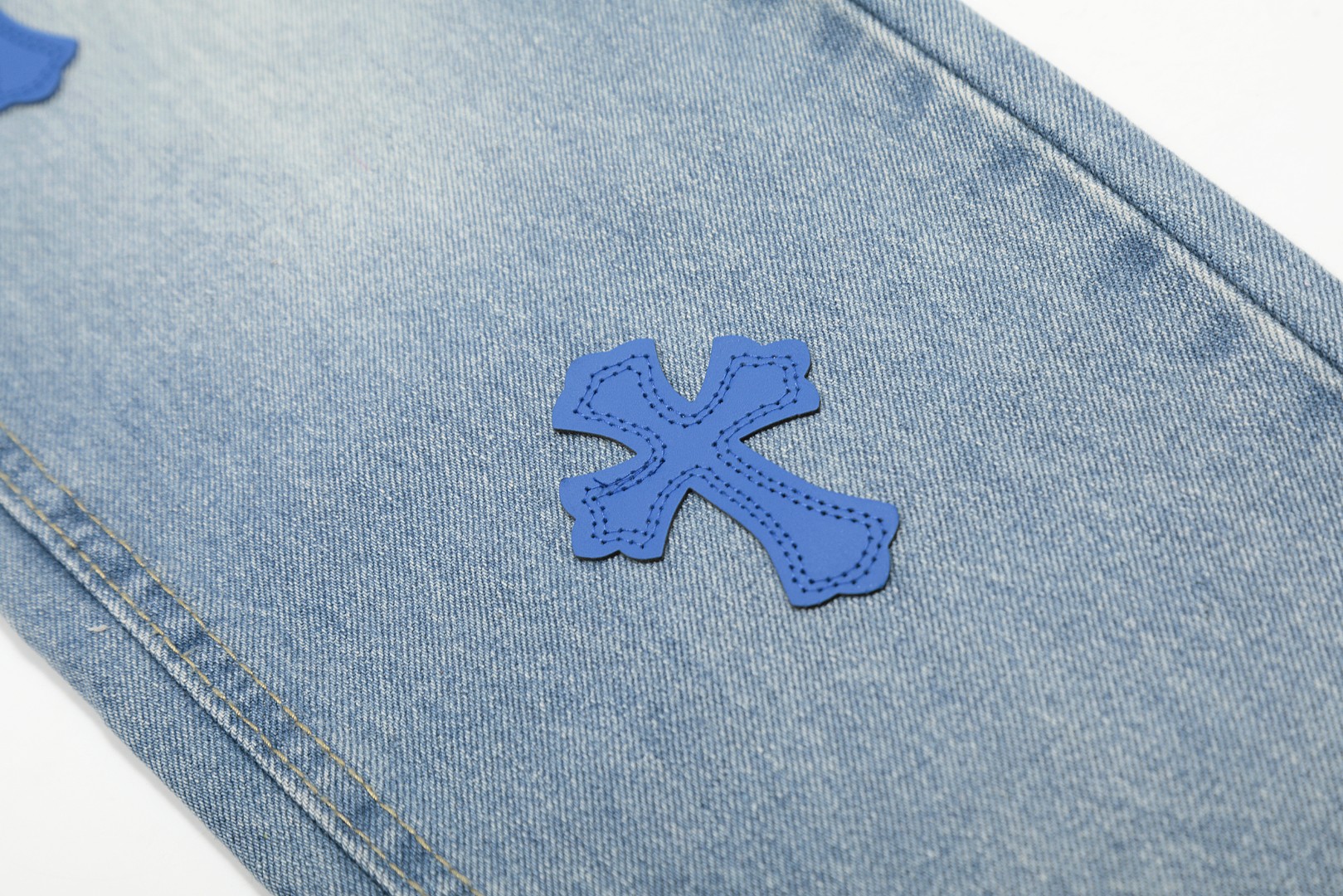 高版本Chrome Hearts克罗心 皮标十字水洗刺绣牛仔裤-Chinese UA Cheap High Quatity Brand Clothes Bags handbags Sneakers wholesale wholesaler seller from China Factory suppliers Fashion Clothing Shoes best Quality Beautiful Price 高版本Chrome Hearts克罗心 皮标十字水洗刺绣牛仔裤