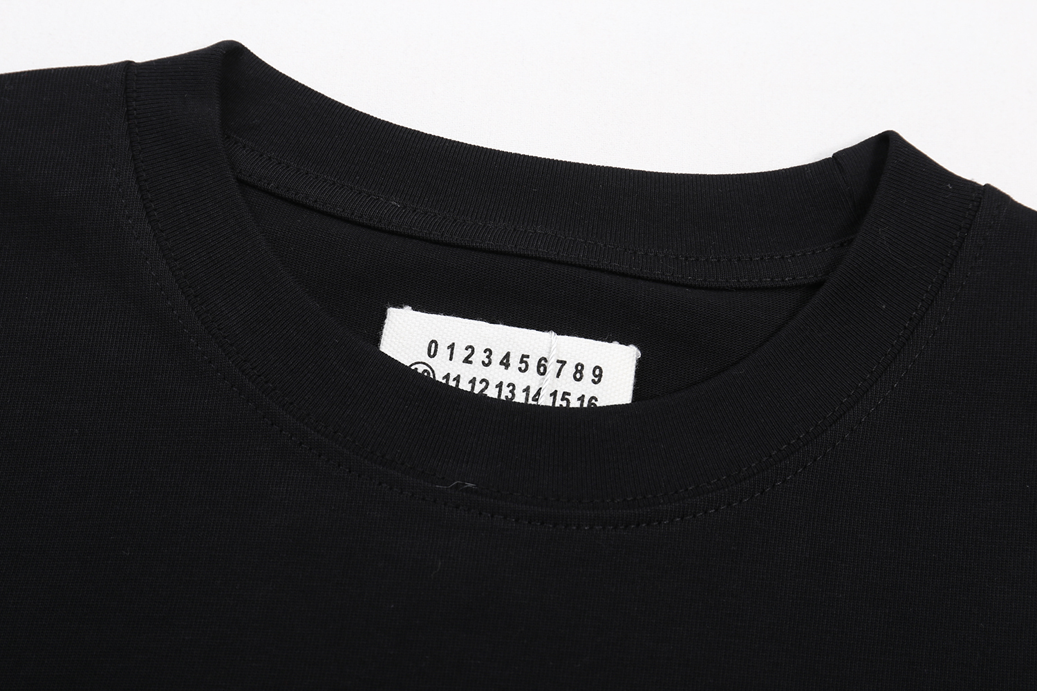 高版本MaisonMargiela/马吉拉 刺绣数字短袖-Chinese UA Cheap High Quatity Brand Clothes Bags handbags Sneakers wholesale wholesaler seller from China Factory suppliers Fashion Clothing Shoes best Quality Beautiful Price 高版本MaisonMargiela/马吉拉 刺绣数字短袖