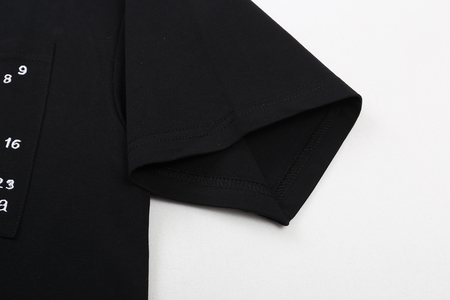 高版本MaisonMargiela/马吉拉 刺绣数字短袖-Chinese UA Cheap High Quatity Brand Clothes Bags handbags Sneakers wholesale wholesaler seller from China Factory suppliers Fashion Clothing Shoes best Quality Beautiful Price 高版本MaisonMargiela/马吉拉 刺绣数字短袖