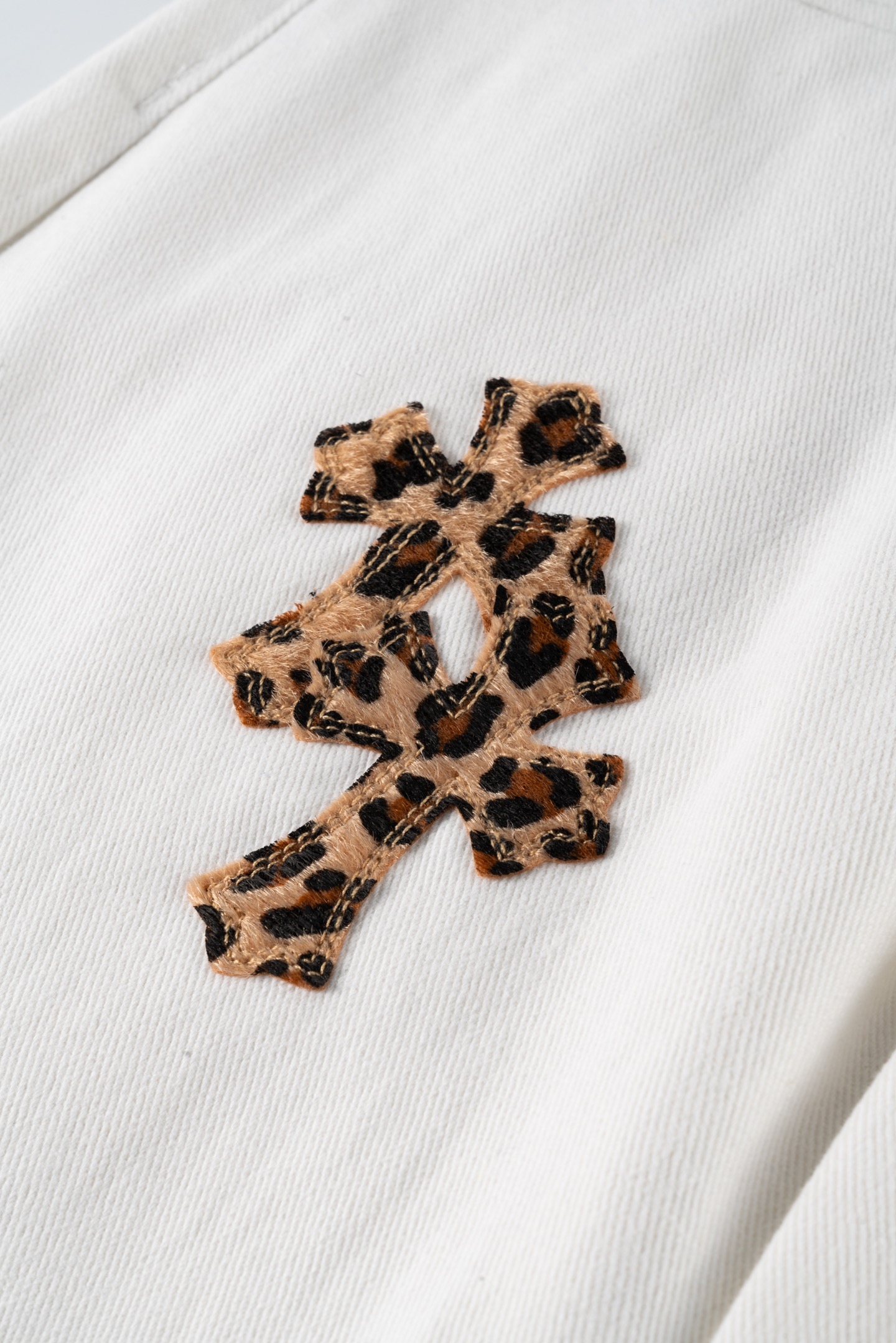 高版本Chrome Hearts克罗心 豹纹皮标十字牛仔裤-Chinese UA Cheap High Quatity Brand Clothes Bags handbags Sneakers wholesale wholesaler seller from China Factory suppliers Fashion Clothing Shoes best Quality Beautiful Price 高版本Chrome Hearts克罗心 豹纹皮标十字牛仔裤