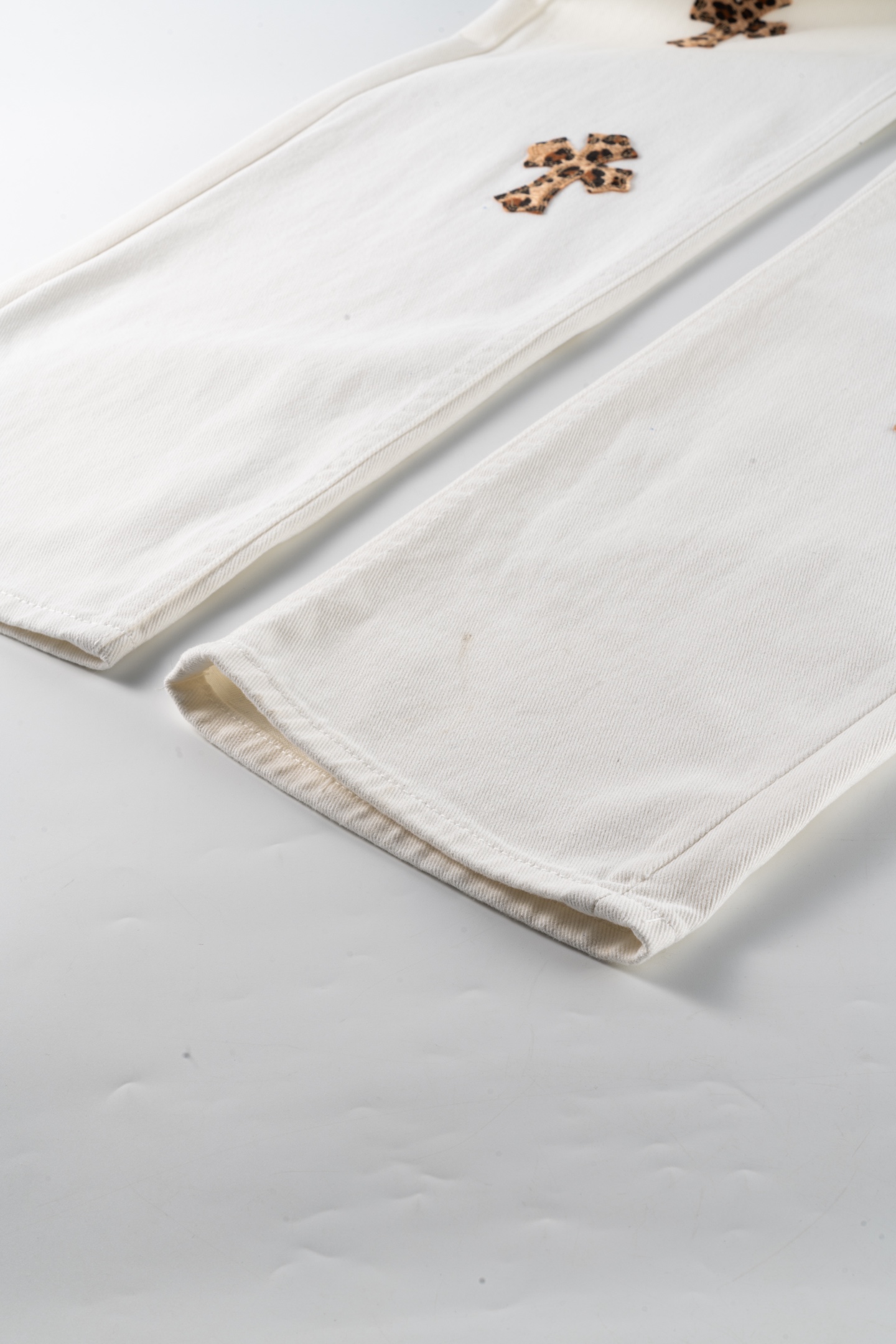 高版本Chrome Hearts克罗心 豹纹皮标十字牛仔裤-Chinese UA Cheap High Quatity Brand Clothes Bags handbags Sneakers wholesale wholesaler seller from China Factory suppliers Fashion Clothing Shoes best Quality Beautiful Price 高版本Chrome Hearts克罗心 豹纹皮标十字牛仔裤