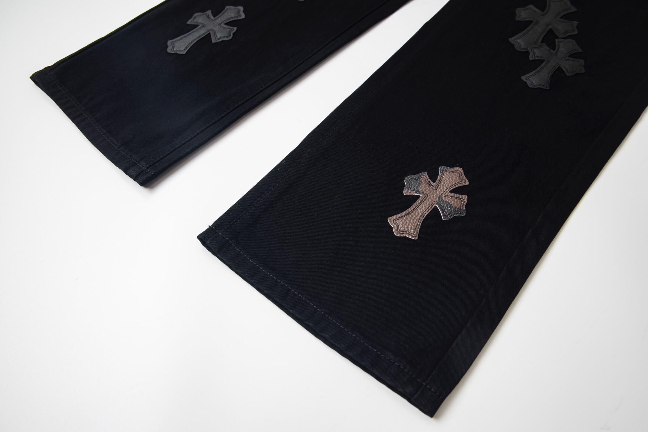 高版本Chrome Hearts克罗心 重叠皮标十字牛仔裤-Chinese UA Cheap High Quatity Brand Clothes Bags handbags Sneakers wholesale wholesaler seller from China Factory suppliers Fashion Clothing Shoes best Quality Beautiful Price 高版本Chrome Hearts克罗心 重叠皮标十字牛仔裤