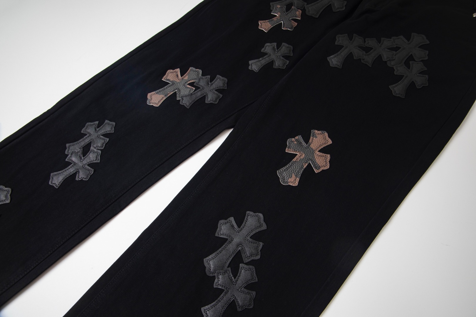 高版本Chrome Hearts克罗心 重叠皮标十字牛仔裤-Chinese UA Cheap High Quatity Brand Clothes Bags handbags Sneakers wholesale wholesaler seller from China Factory suppliers Fashion Clothing Shoes best Quality Beautiful Price 高版本Chrome Hearts克罗心 重叠皮标十字牛仔裤