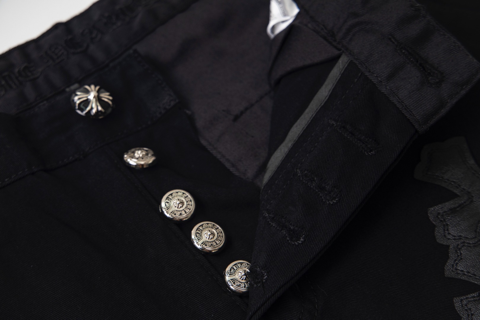 高版本Chrome Hearts克罗心 重叠皮标十字牛仔裤-Chinese UA Cheap High Quatity Brand Clothes Bags handbags Sneakers wholesale wholesaler seller from China Factory suppliers Fashion Clothing Shoes best Quality Beautiful Price 高版本Chrome Hearts克罗心 重叠皮标十字牛仔裤