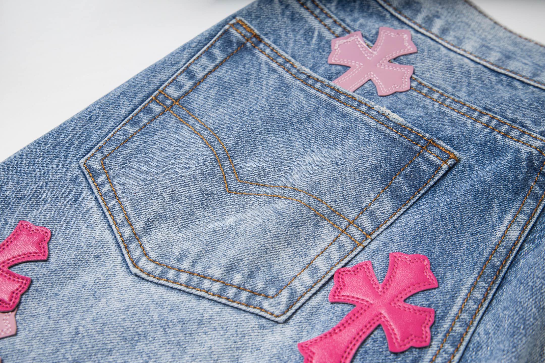 高版本Chrome Hearts克罗心 迈阿密限定粉十字皮标水洗牛仔裤-Chinese UA Cheap High Quatity Brand Clothes Bags handbags Sneakers wholesale wholesaler seller from China Factory suppliers Fashion Clothing Shoes best Quality Beautiful Price 高版本Chrome Hearts克罗心 迈阿密限定粉十字皮标水洗牛仔裤