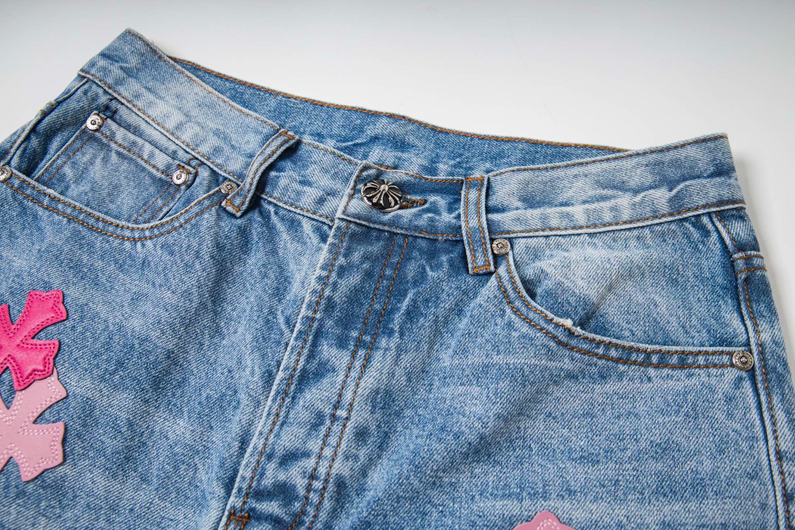 高版本Chrome Hearts克罗心 迈阿密限定粉十字皮标水洗牛仔裤-Chinese UA Cheap High Quatity Brand Clothes Bags handbags Sneakers wholesale wholesaler seller from China Factory suppliers Fashion Clothing Shoes best Quality Beautiful Price 高版本Chrome Hearts克罗心 迈阿密限定粉十字皮标水洗牛仔裤