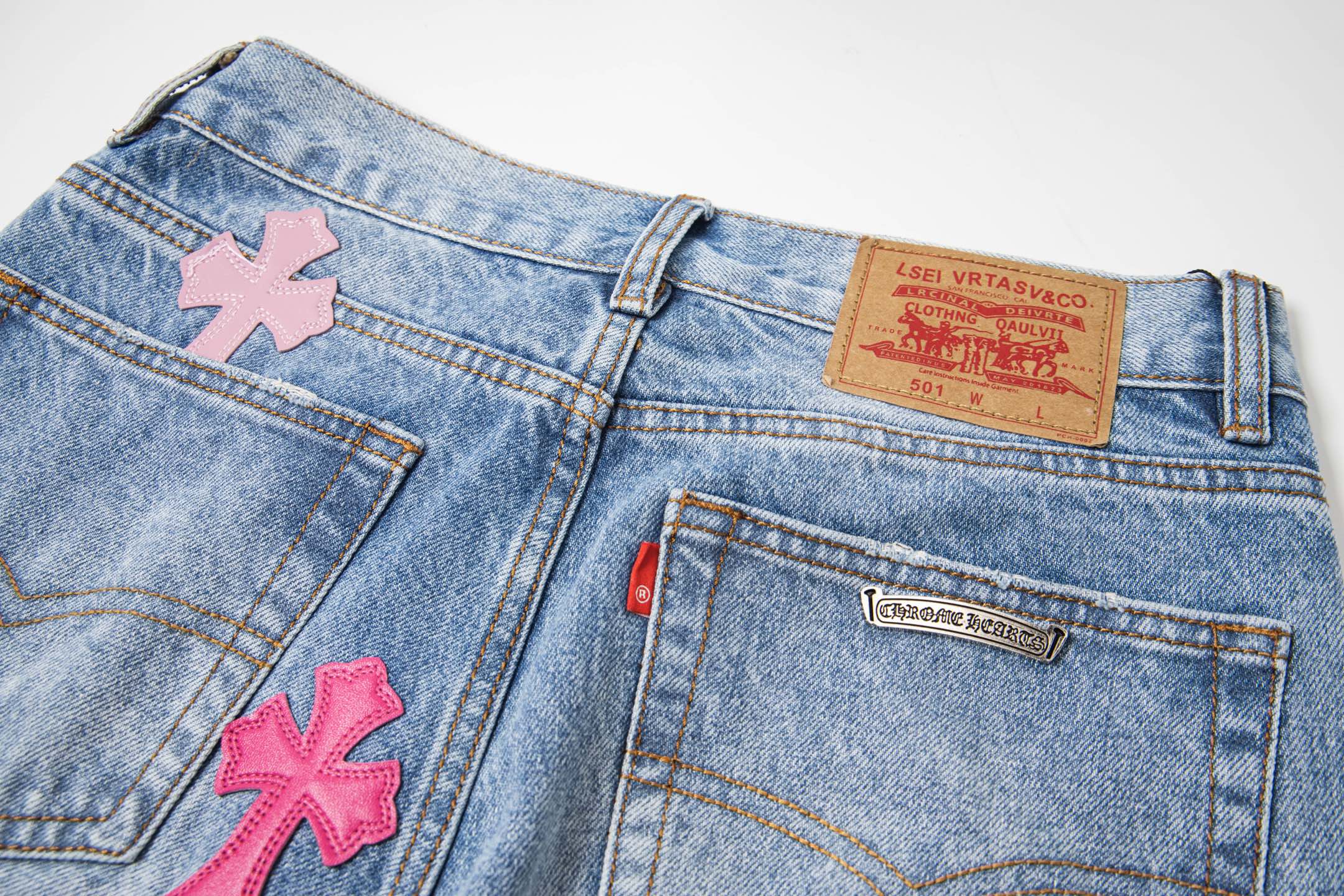 高版本Chrome Hearts克罗心 迈阿密限定粉十字皮标水洗牛仔裤-Chinese UA Cheap High Quatity Brand Clothes Bags handbags Sneakers wholesale wholesaler seller from China Factory suppliers Fashion Clothing Shoes best Quality Beautiful Price 高版本Chrome Hearts克罗心 迈阿密限定粉十字皮标水洗牛仔裤