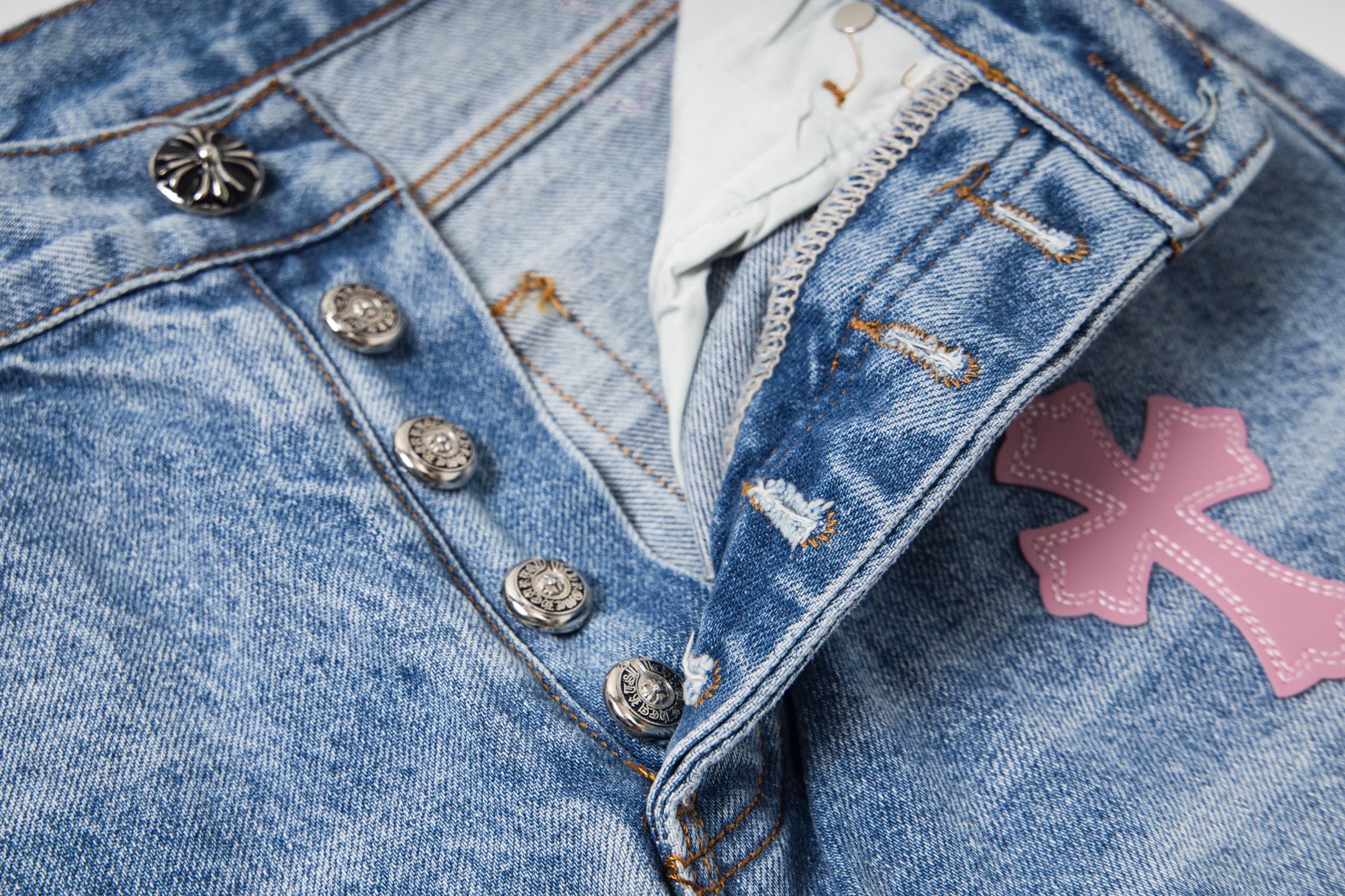 高版本Chrome Hearts克罗心 迈阿密限定粉十字皮标水洗牛仔裤-Chinese UA Cheap High Quatity Brand Clothes Bags handbags Sneakers wholesale wholesaler seller from China Factory suppliers Fashion Clothing Shoes best Quality Beautiful Price 高版本Chrome Hearts克罗心 迈阿密限定粉十字皮标水洗牛仔裤