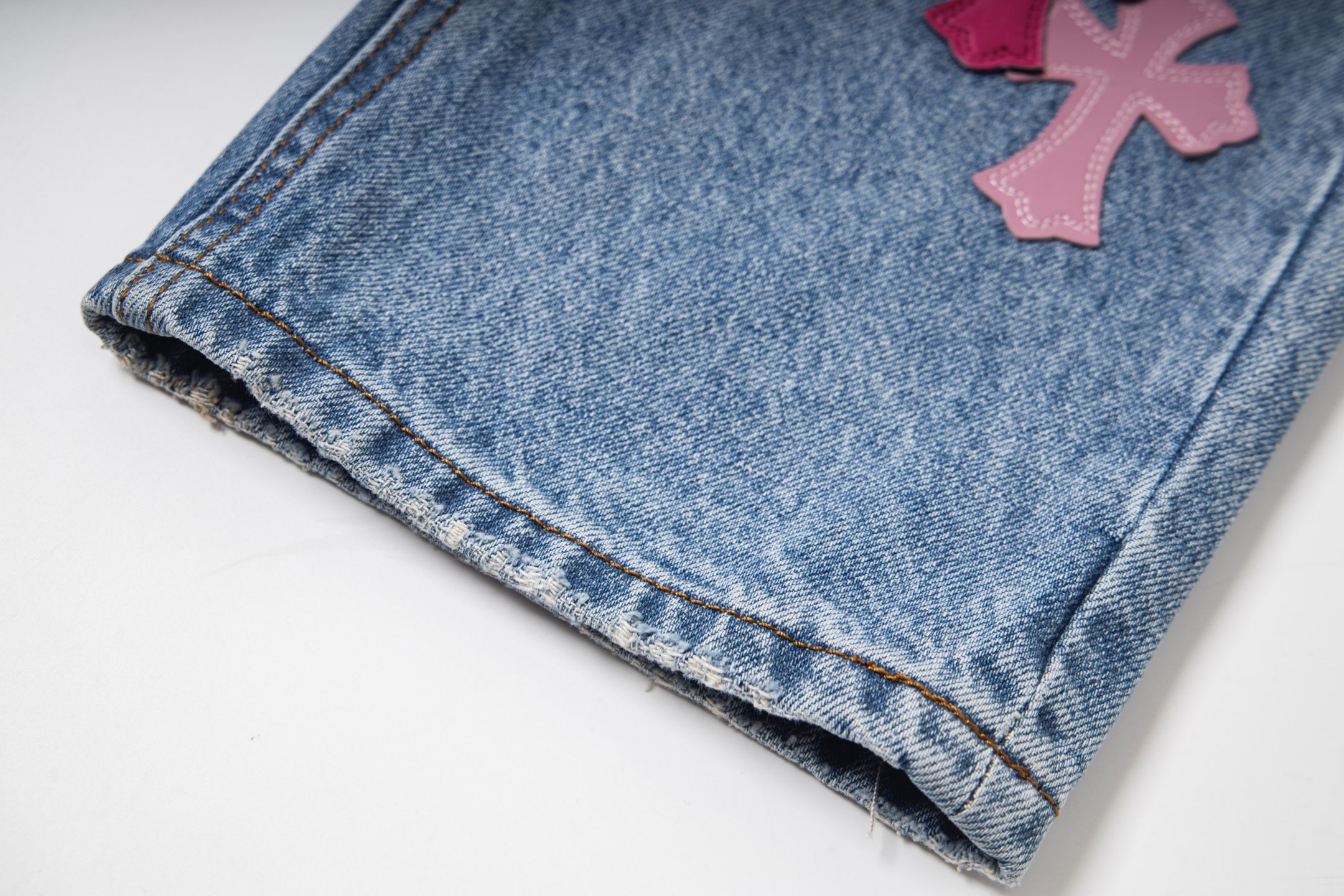 高版本Chrome Hearts克罗心 迈阿密限定粉十字皮标水洗牛仔裤-Chinese UA Cheap High Quatity Brand Clothes Bags handbags Sneakers wholesale wholesaler seller from China Factory suppliers Fashion Clothing Shoes best Quality Beautiful Price 高版本Chrome Hearts克罗心 迈阿密限定粉十字皮标水洗牛仔裤