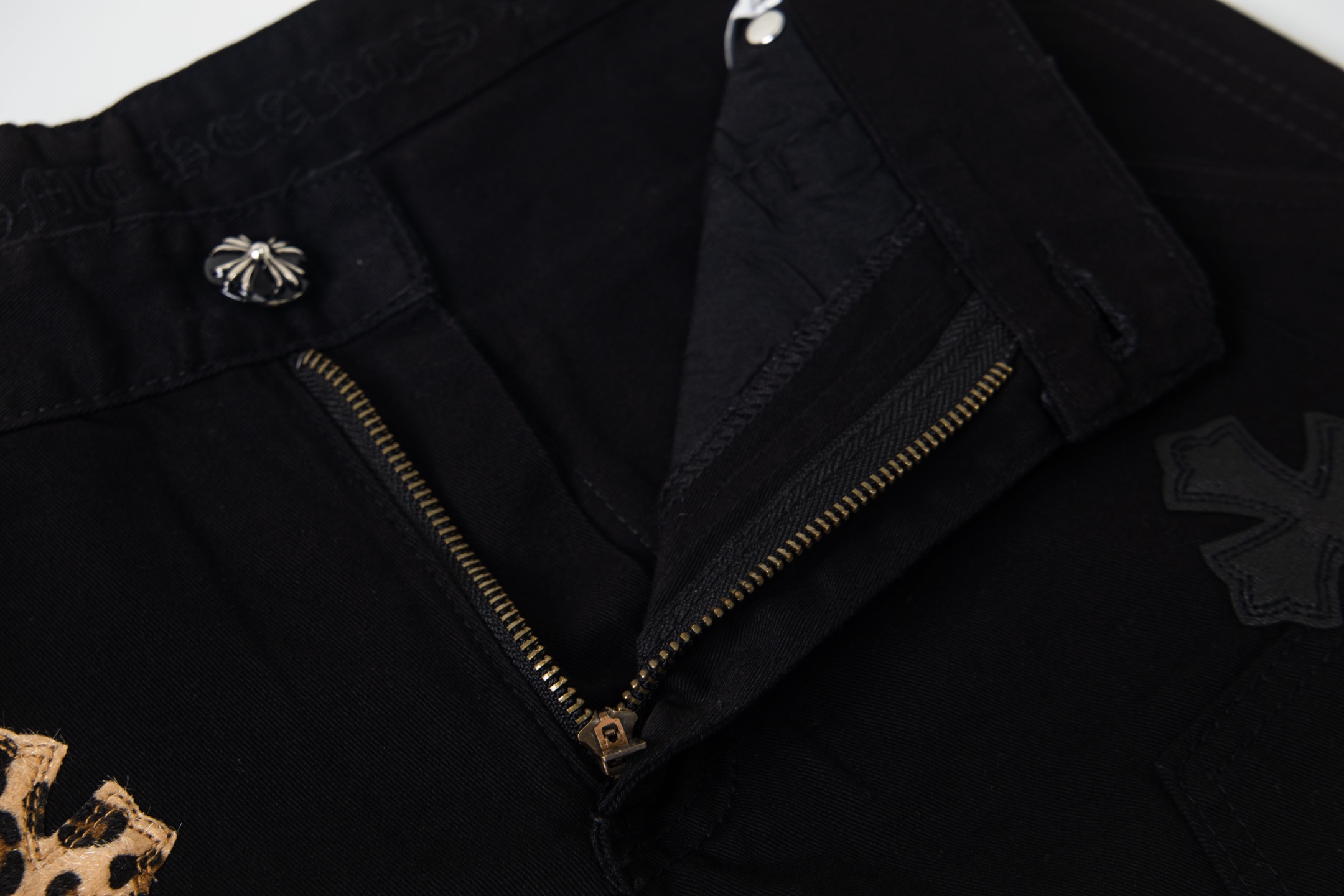 高版本Chrome hearts克罗心 豹纹皮标十字伐木裤牛仔裤-Chinese UA Cheap High Quatity Brand Clothes Bags handbags Sneakers wholesale wholesaler seller from China Factory suppliers Fashion Clothing Shoes best Quality Beautiful Price 高版本Chrome hearts克罗心 豹纹皮标十字伐木裤牛仔裤