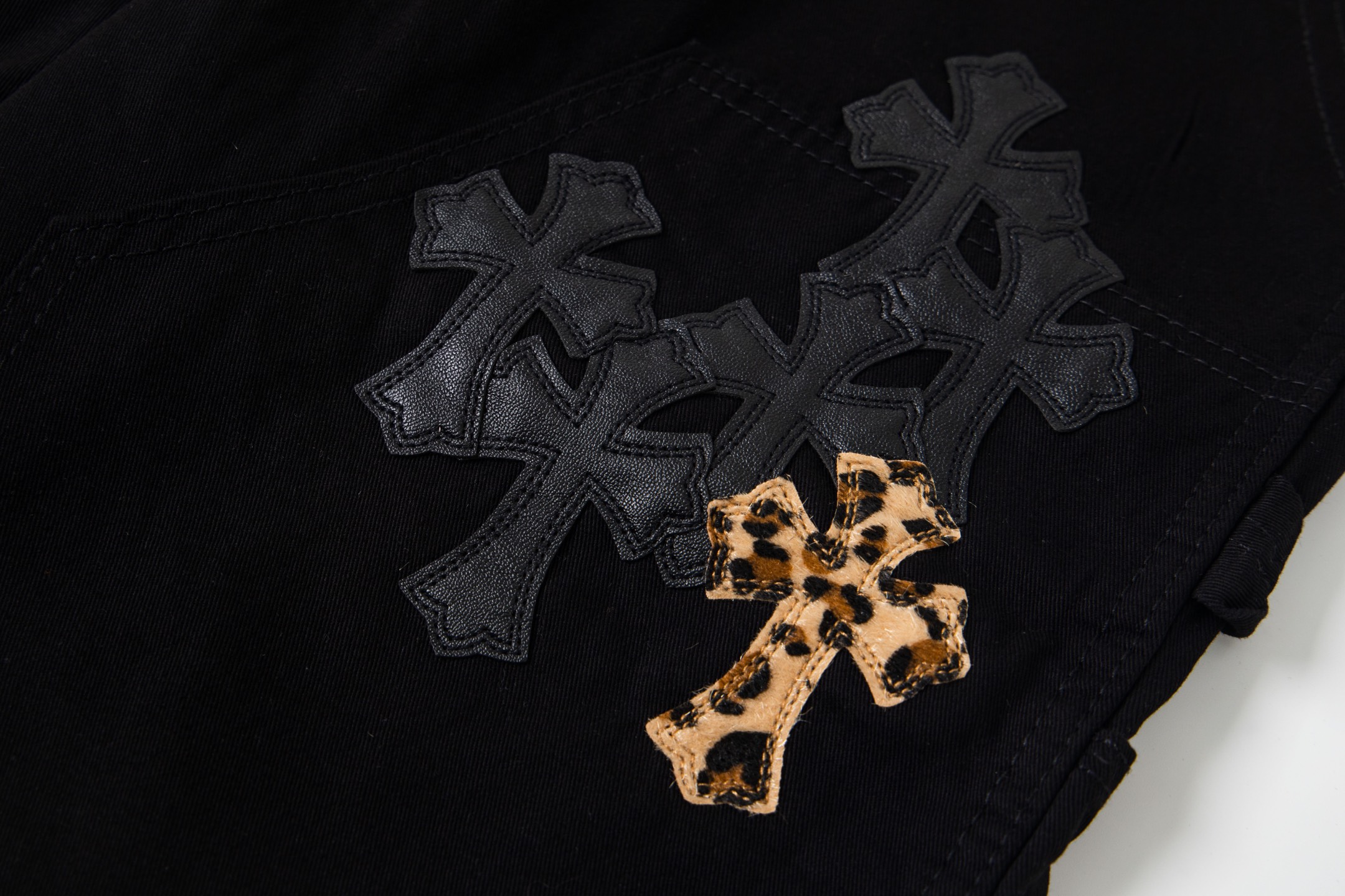 高版本Chrome hearts克罗心 豹纹皮标十字伐木裤牛仔裤-Chinese UA Cheap High Quatity Brand Clothes Bags handbags Sneakers wholesale wholesaler seller from China Factory suppliers Fashion Clothing Shoes best Quality Beautiful Price 高版本Chrome hearts克罗心 豹纹皮标十字伐木裤牛仔裤