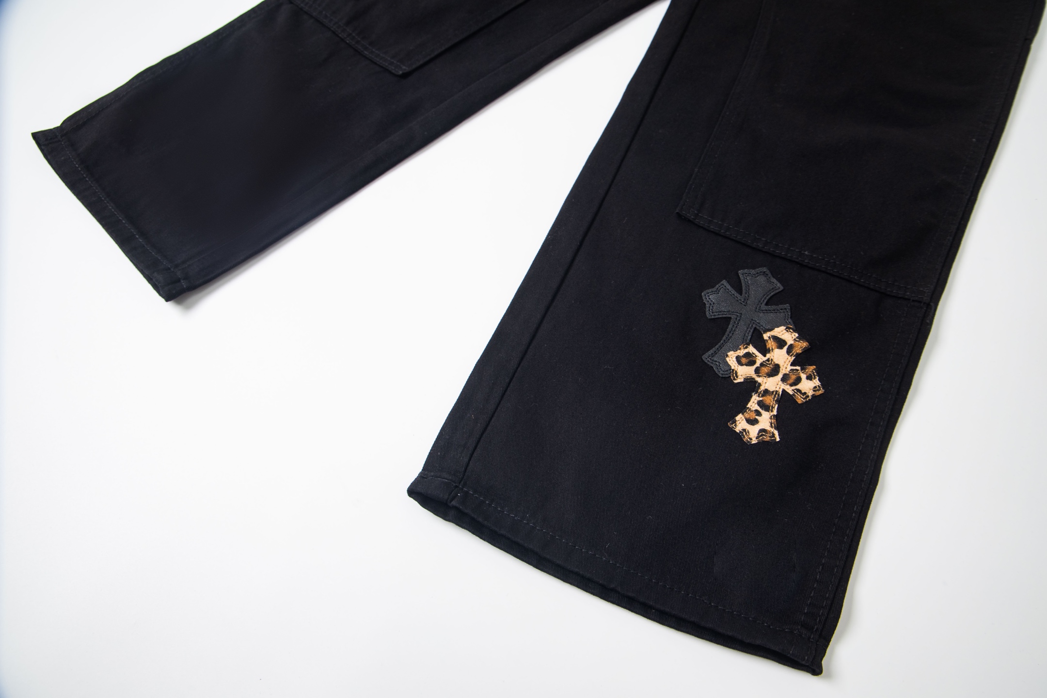 高版本Chrome hearts克罗心 豹纹皮标十字伐木裤牛仔裤-Chinese UA Cheap High Quatity Brand Clothes Bags handbags Sneakers wholesale wholesaler seller from China Factory suppliers Fashion Clothing Shoes best Quality Beautiful Price 高版本Chrome hearts克罗心 豹纹皮标十字伐木裤牛仔裤