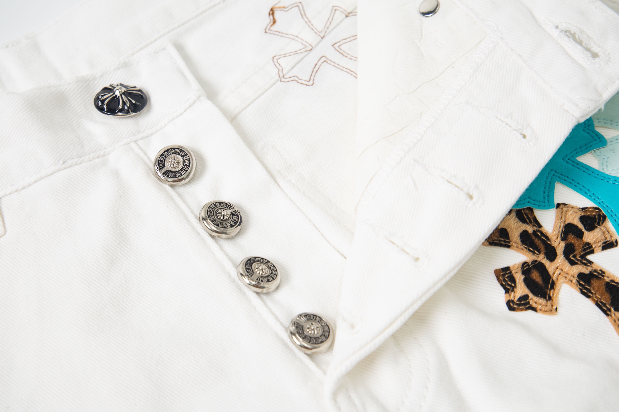 高版本Chrome Hearts克罗心 豹纹蓝色皮标十字牛仔裤-Chinese UA Cheap High Quatity Brand Clothes Bags handbags Sneakers wholesale wholesaler seller from China Factory suppliers Fashion Clothing Shoes best Quality Beautiful Price 高版本Chrome Hearts克罗心 豹纹蓝色皮标十字牛仔裤