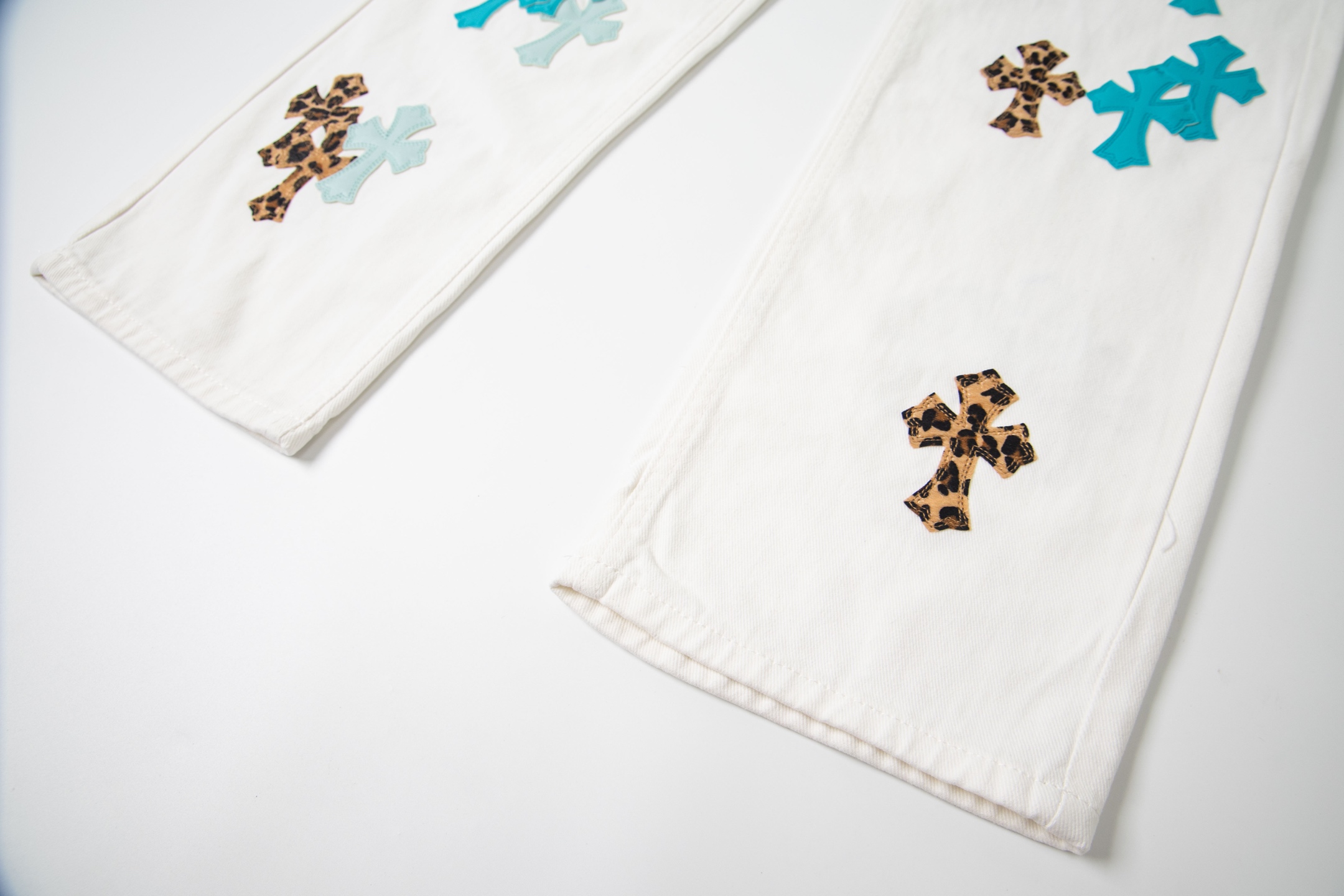 高版本Chrome Hearts克罗心 豹纹蓝色皮标十字牛仔裤-Chinese UA Cheap High Quatity Brand Clothes Bags handbags Sneakers wholesale wholesaler seller from China Factory suppliers Fashion Clothing Shoes best Quality Beautiful Price 高版本Chrome Hearts克罗心 豹纹蓝色皮标十字牛仔裤