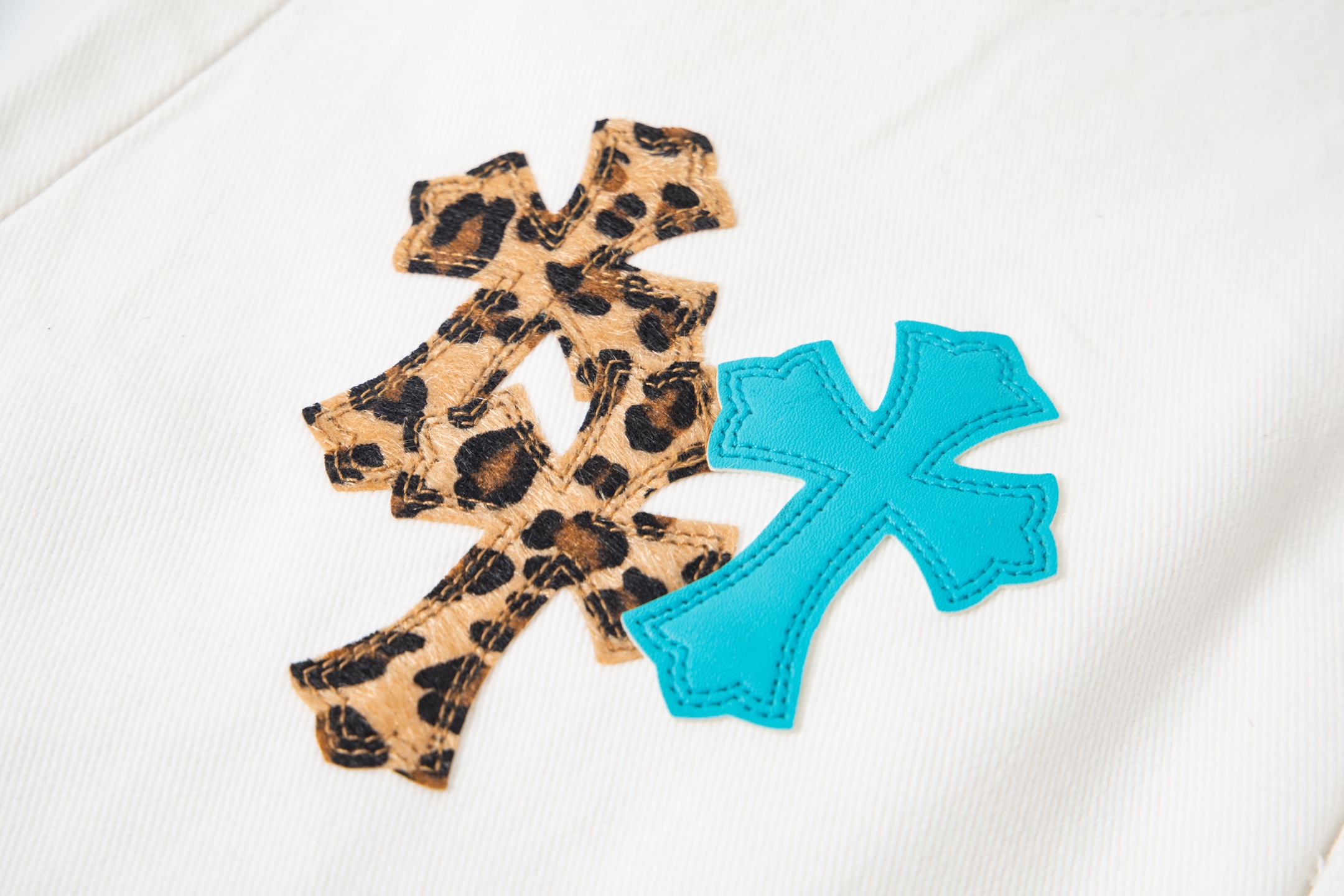 高版本Chrome Hearts克罗心 豹纹蓝色皮标十字牛仔裤-Chinese UA Cheap High Quatity Brand Clothes Bags handbags Sneakers wholesale wholesaler seller from China Factory suppliers Fashion Clothing Shoes best Quality Beautiful Price 高版本Chrome Hearts克罗心 豹纹蓝色皮标十字牛仔裤