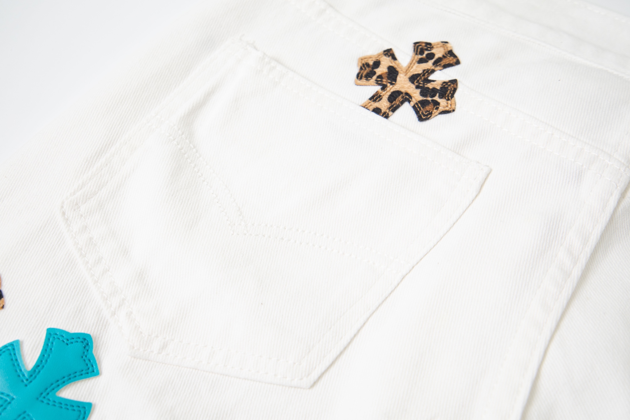 高版本Chrome Hearts克罗心 豹纹蓝色皮标十字牛仔裤-Chinese UA Cheap High Quatity Brand Clothes Bags handbags Sneakers wholesale wholesaler seller from China Factory suppliers Fashion Clothing Shoes best Quality Beautiful Price 高版本Chrome Hearts克罗心 豹纹蓝色皮标十字牛仔裤